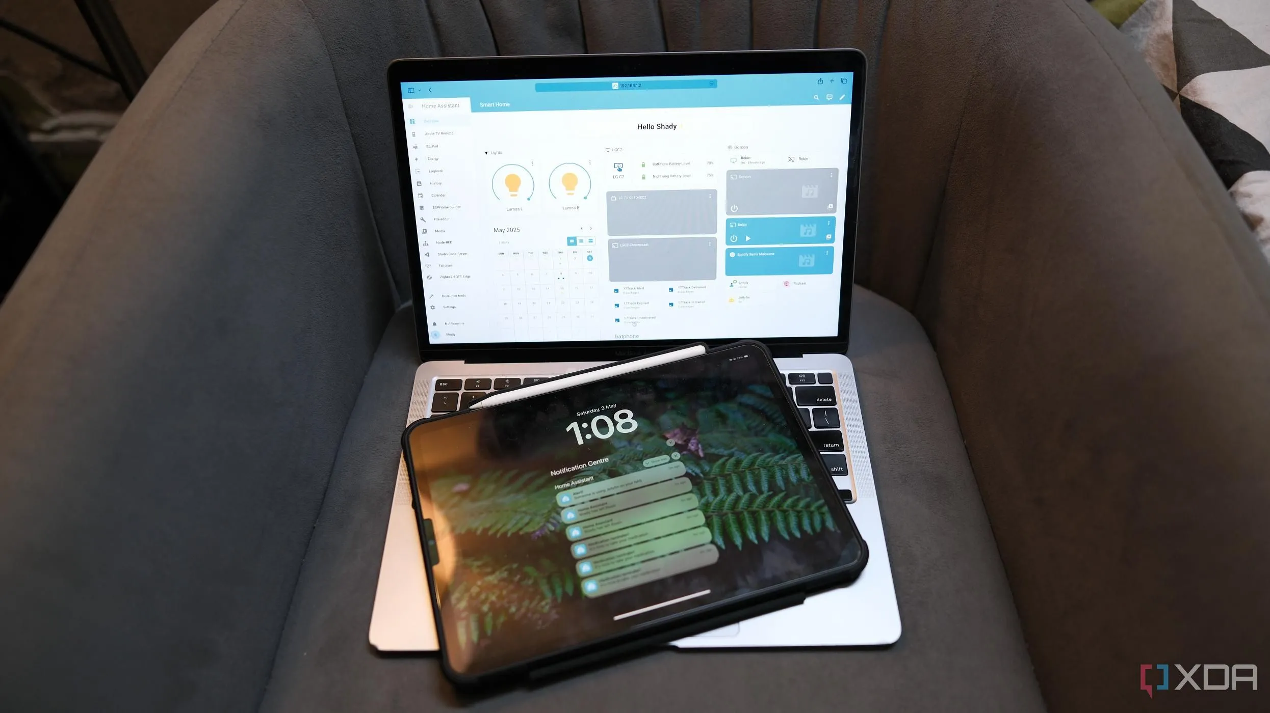 Màn hình laptop và máy tính bảng hiển thị giao diện tự động hóa của Home Assistant, không cần phần cứng bổ sung.