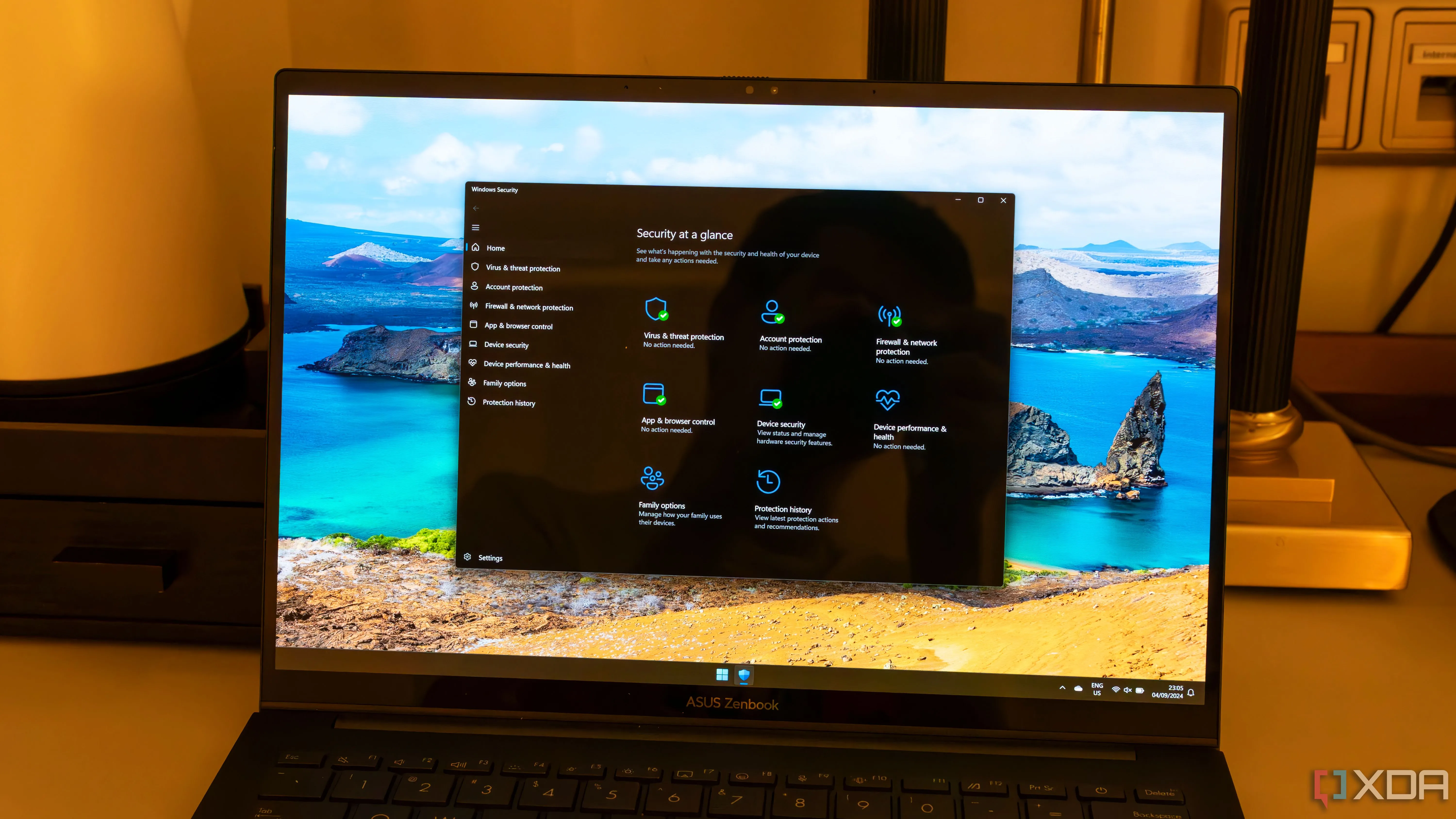 Màn hình laptop Windows 11 chạy ứng dụng Windows Security, minh họa các tính năng bảo mật trên PC