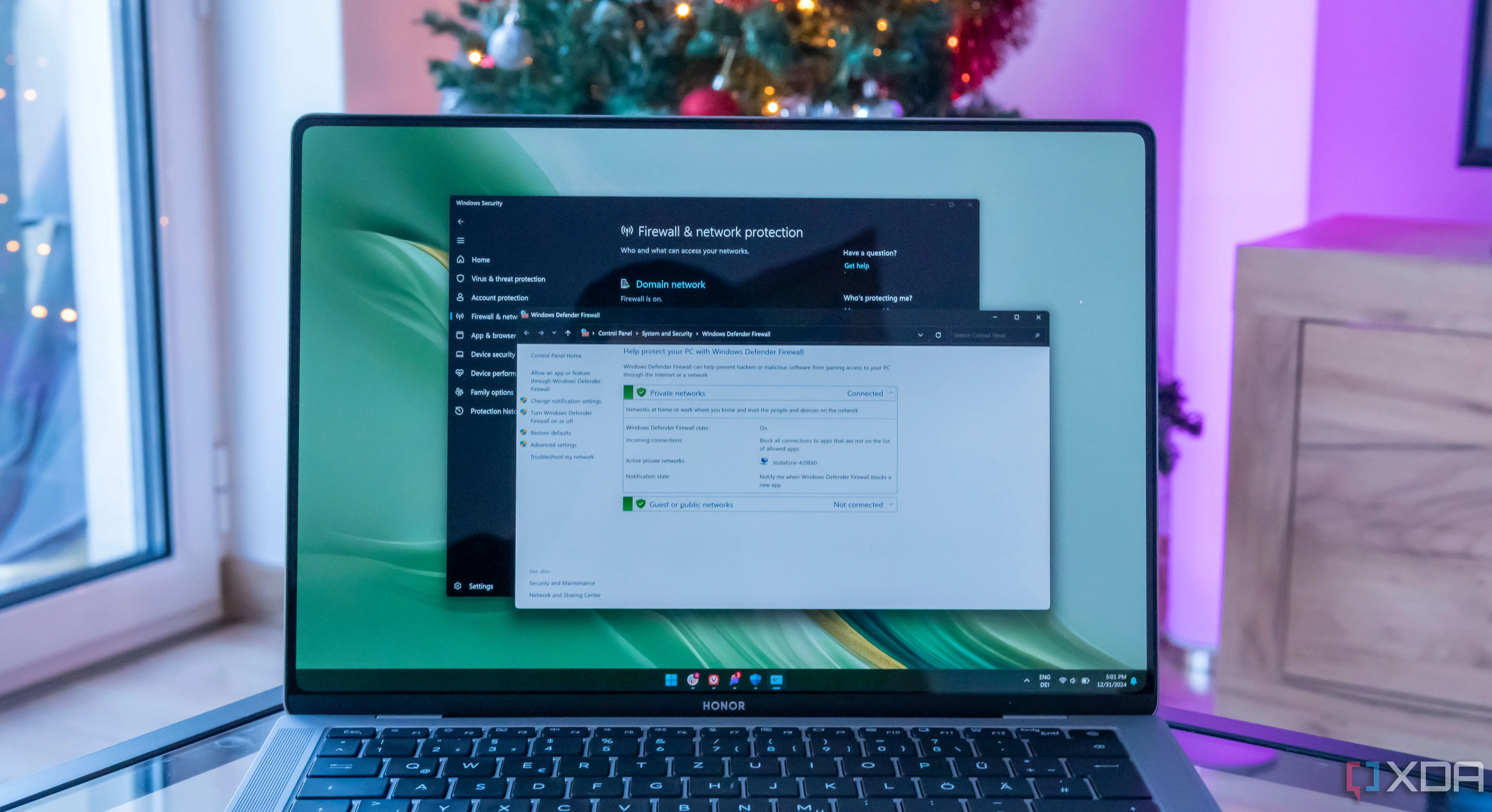 Màn hình laptop Windows 11 hiển thị cài đặt tường lửa Windows, ví dụ về giải pháp bảo vệ hệ thống