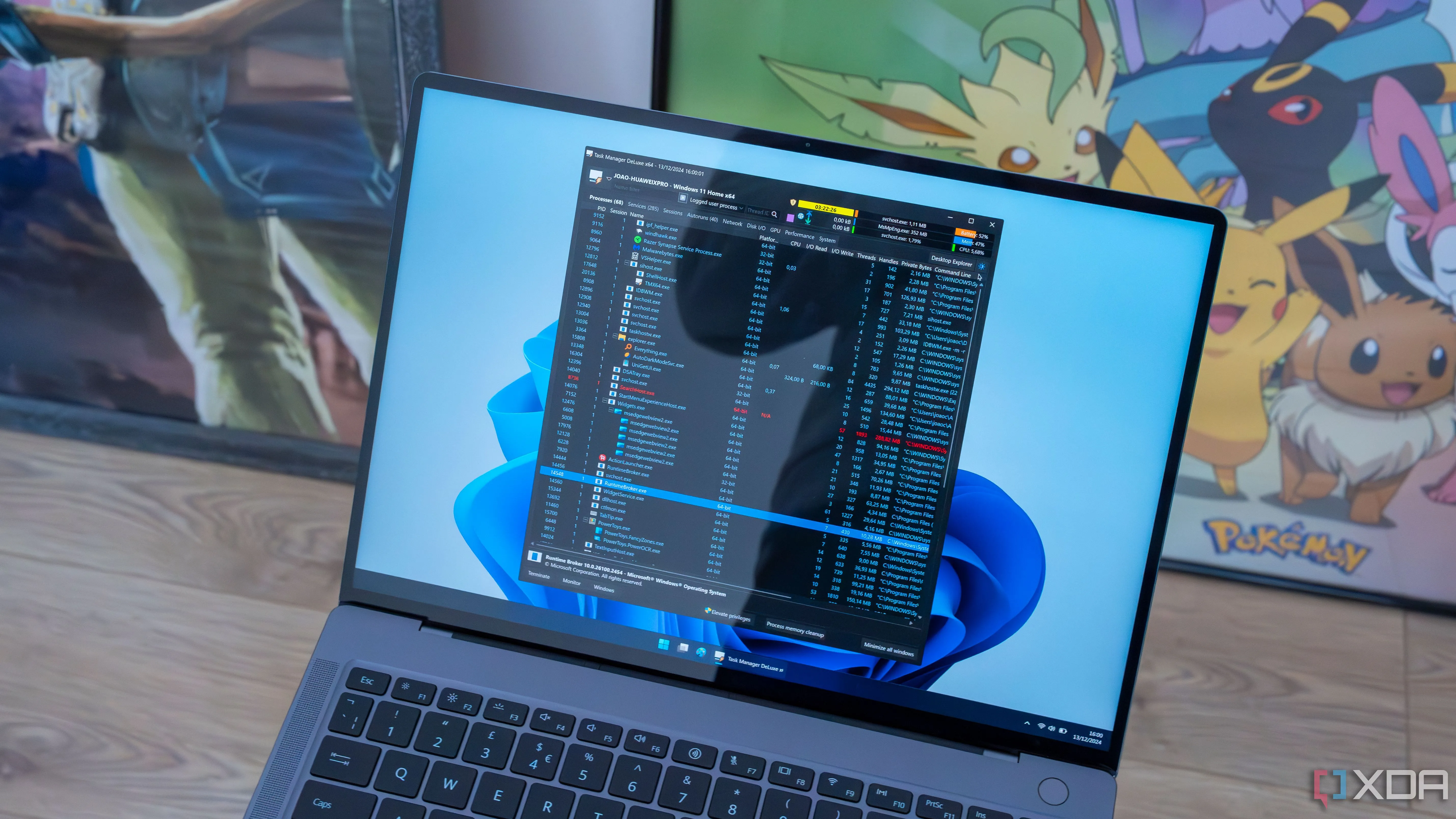 Màn hình laptop Windows 11 hiển thị ứng dụng Task Manager DeLuxe, một công cụ theo dõi và quản lý các tiến trình hệ thống để chẩn đoán hiệu suất PC.