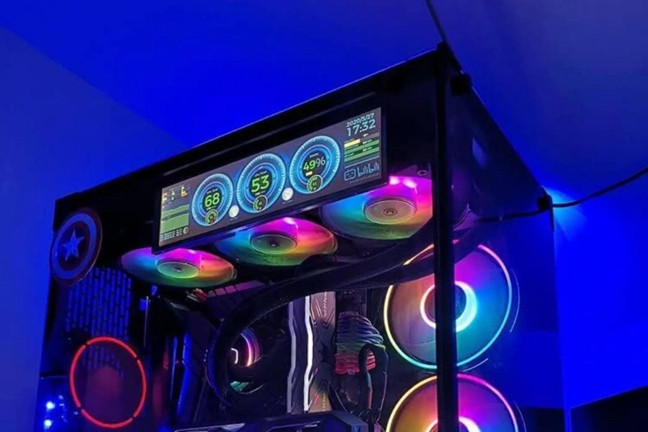 Màn hình LCD nhỏ được lắp đặt trong vỏ case PC, hiển thị thông tin nhiệt độ và thông số hệ thống, tạo điểm nhấn hiện đại