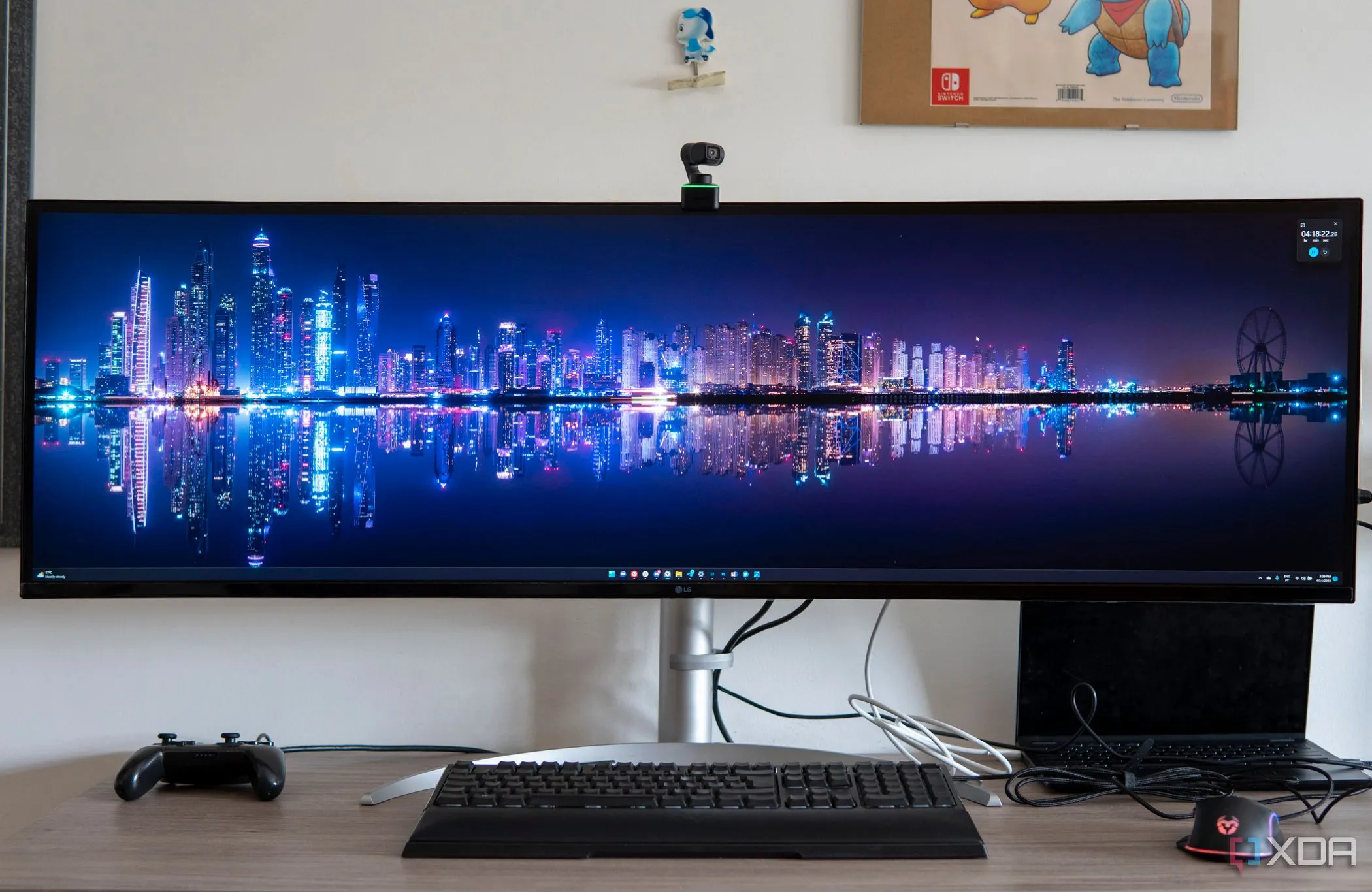 Màn hình LG UltraWide 49WQ95C nhìn từ phía trước với không gian hiển thị rộng lớn