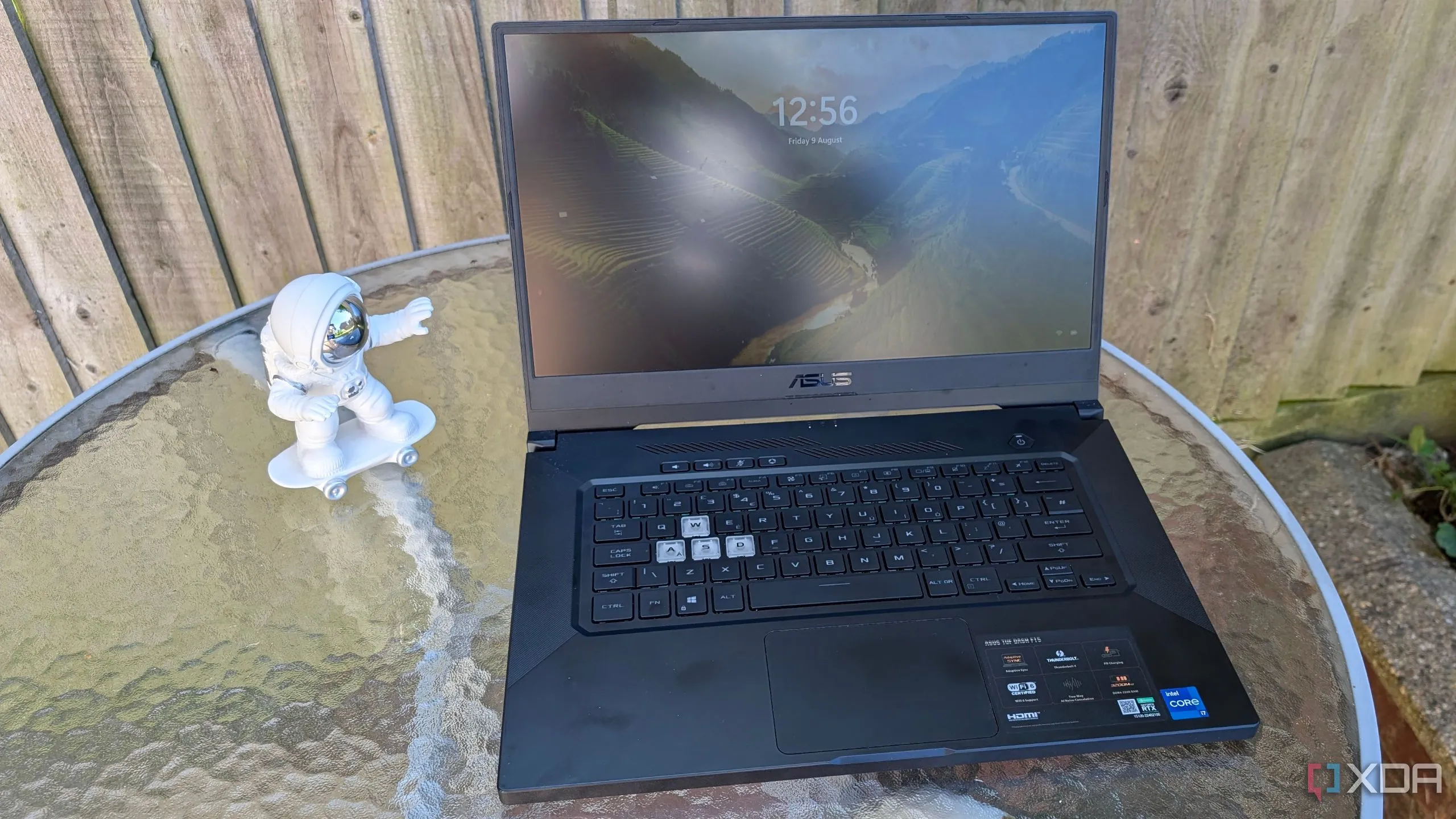 Màn hình ngủ của laptop ASUS với Windows 11, minh họa quá trình cài đặt hệ điều hành cho home lab thông qua USB khởi động Rufus.