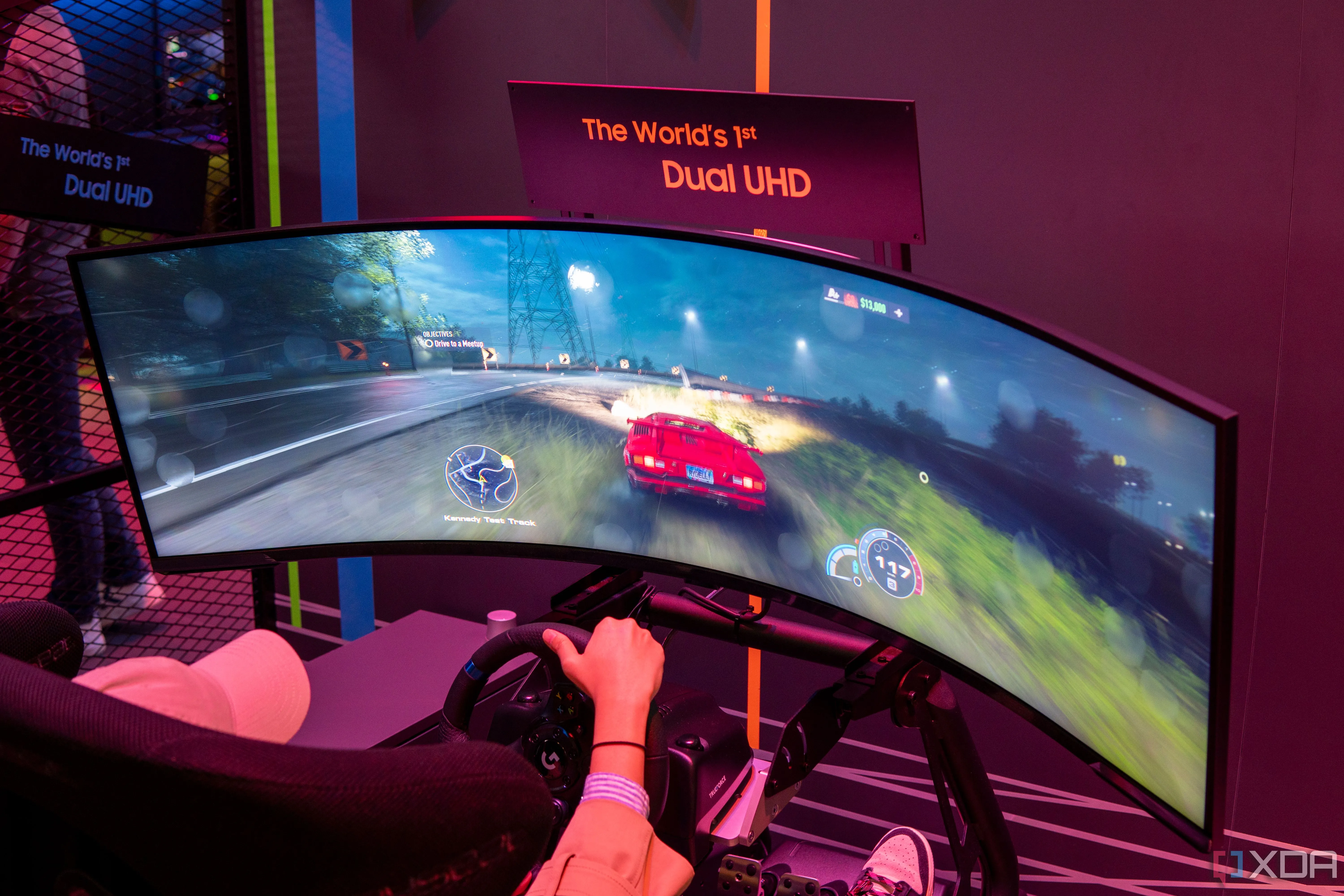 Màn hình Samsung Odyssey Neo G9 57 inch siêu rộng hiển thị cảnh chơi game đua xe sống động, trải nghiệm gaming cao cấp