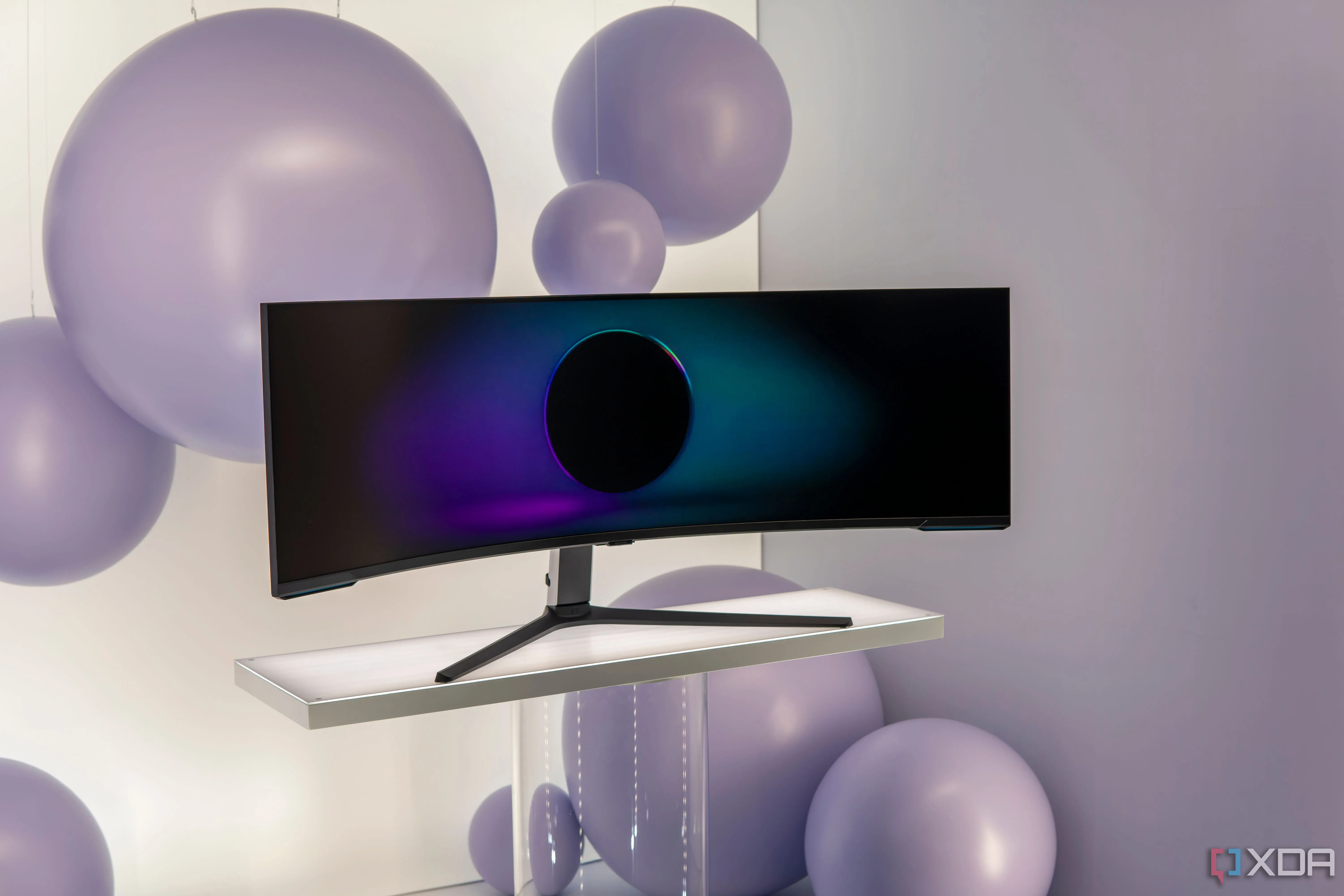 Màn hình siêu rộng Samsung Odyssey Neo G9 57 inch trên bàn làm việc, thể hiện không gian hiển thị rộng lớn