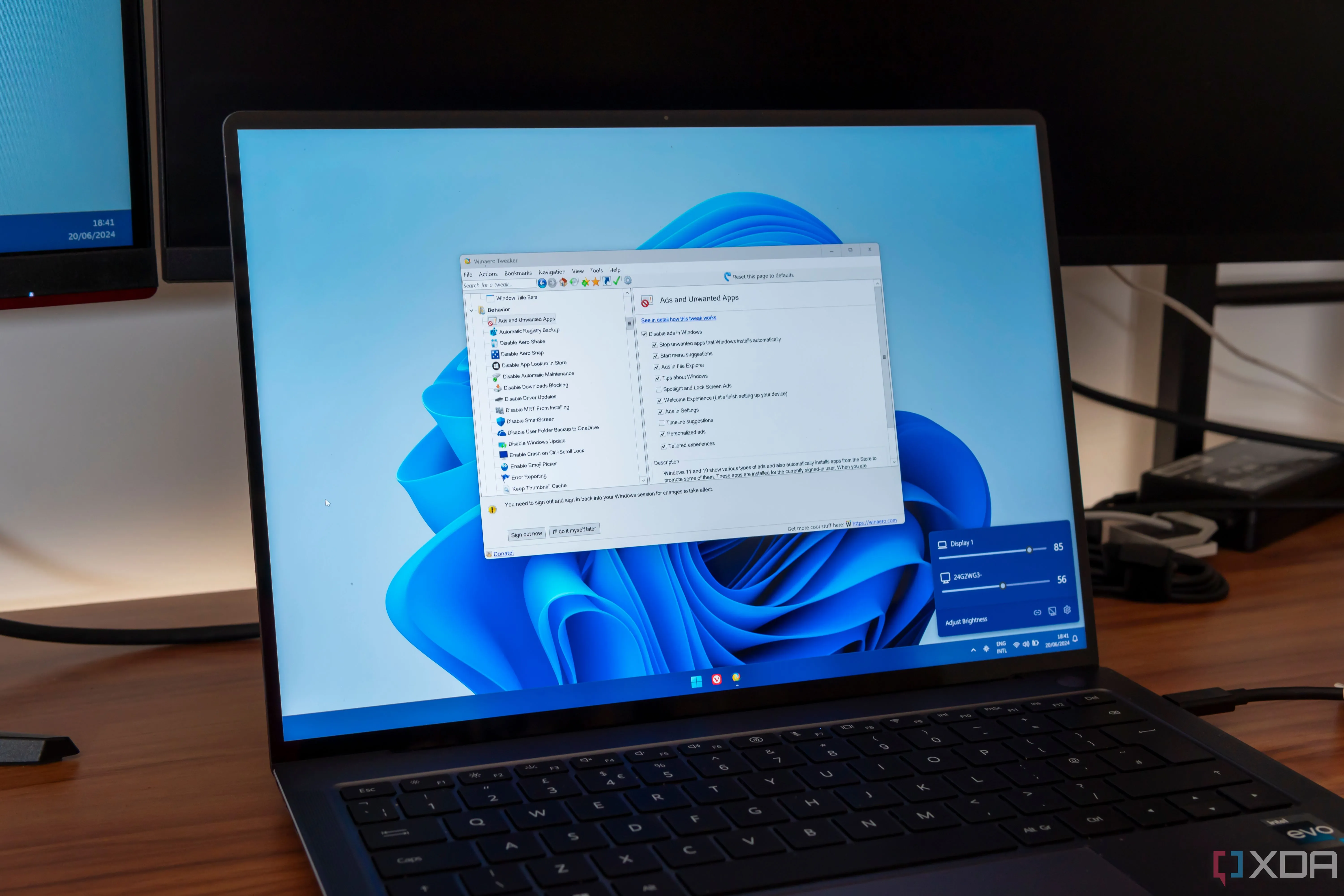 Màn hình Windows 11 với các ứng dụng đang chạy và giao diện tìm kiếm Listary