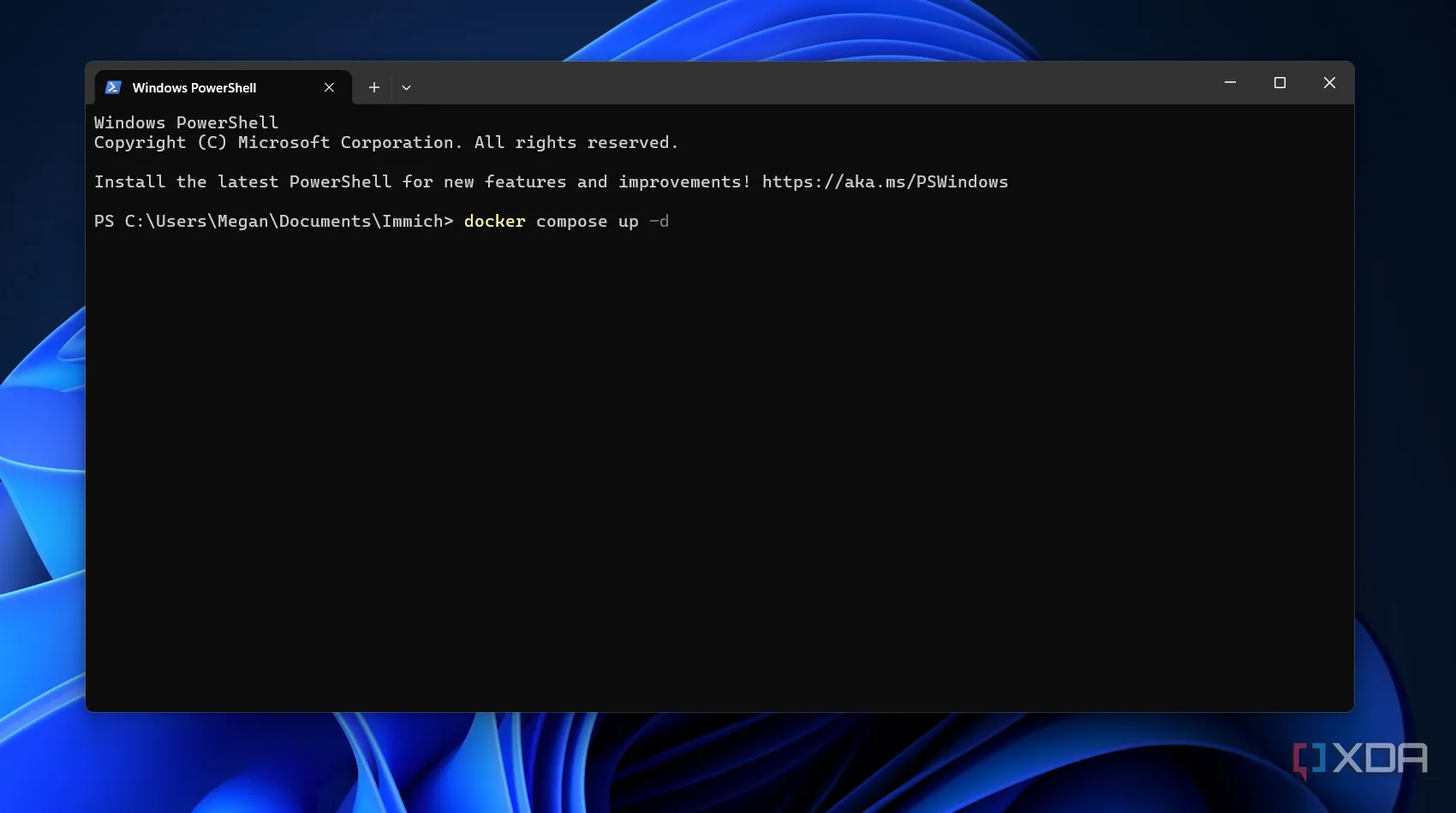 Màn hình Windows PowerShell hiển thị lệnh Docker Compose up để chạy ứng dụng đa container