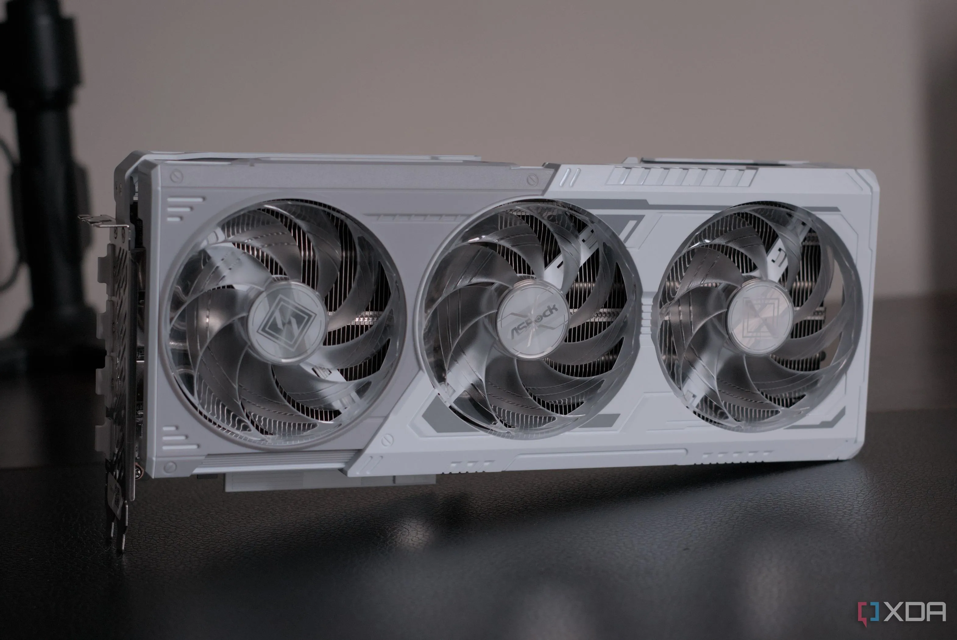Mặt bên của card đồ họa AMD Radeon RX 9070 Steel Legend