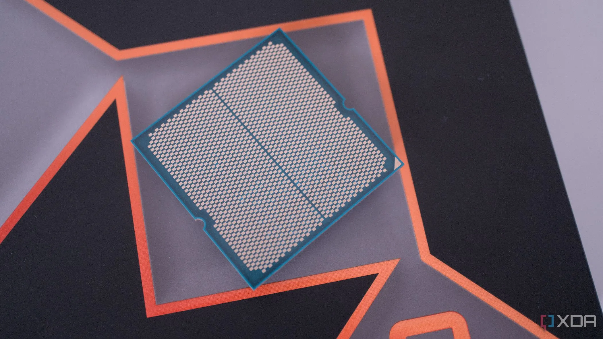 Mặt dưới CPU AMD Ryzen 9 9950X với các chân tiếp xúc, minh họa một bộ vi xử lý kiến trúc chiplet