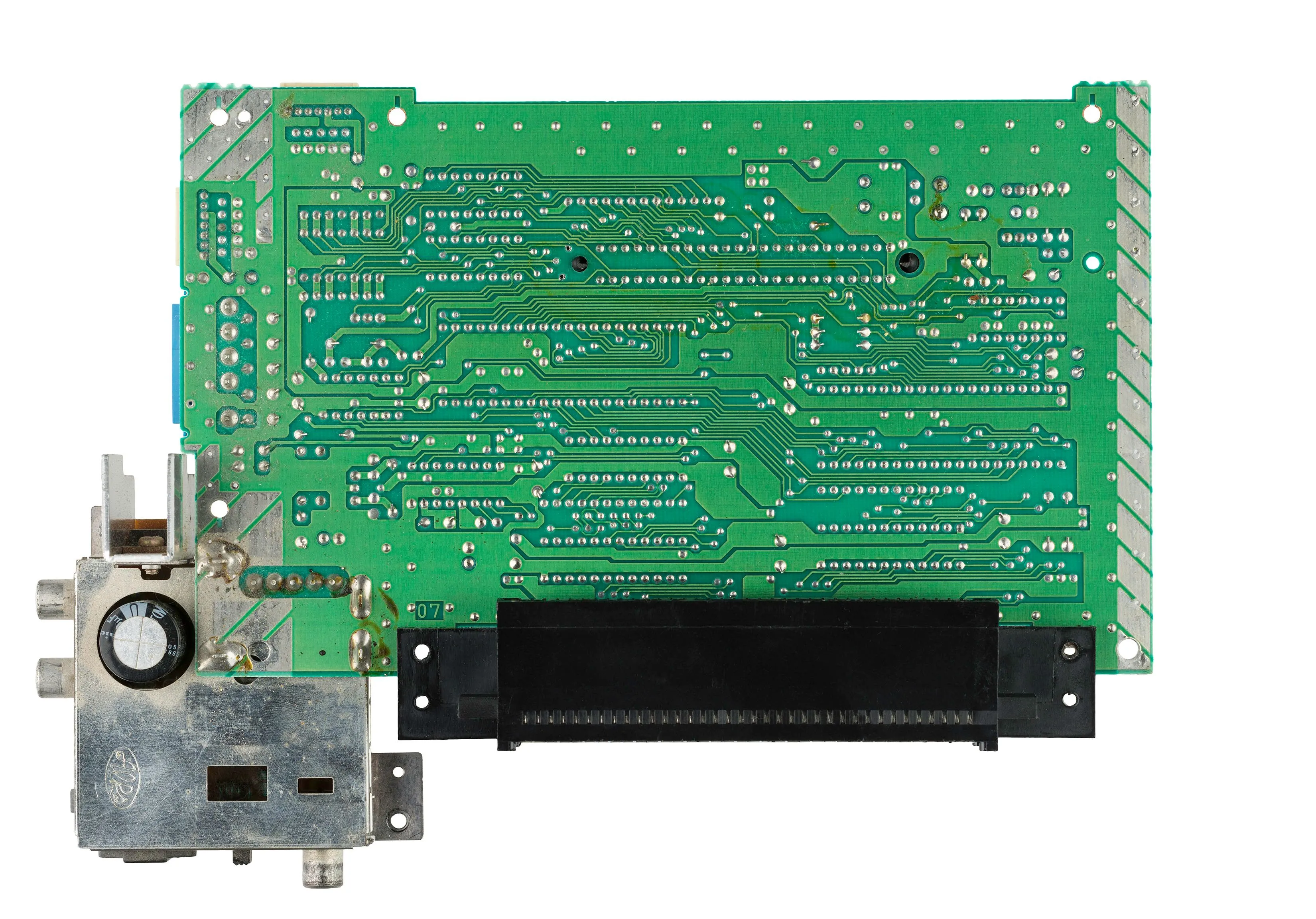 Mặt dưới của bo mạch chủ Nintendo NES Mk1 với các đường mạch và chip giao tiếp