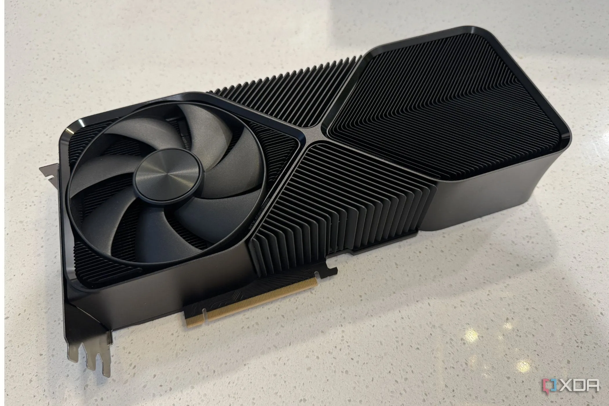 Mặt dưới của card đồ họa Nvidia GeForce RTX 4080 Super Founders Edition, tượng trưng cho các vấn đề driver dai dẳng trên dòng RTX 40