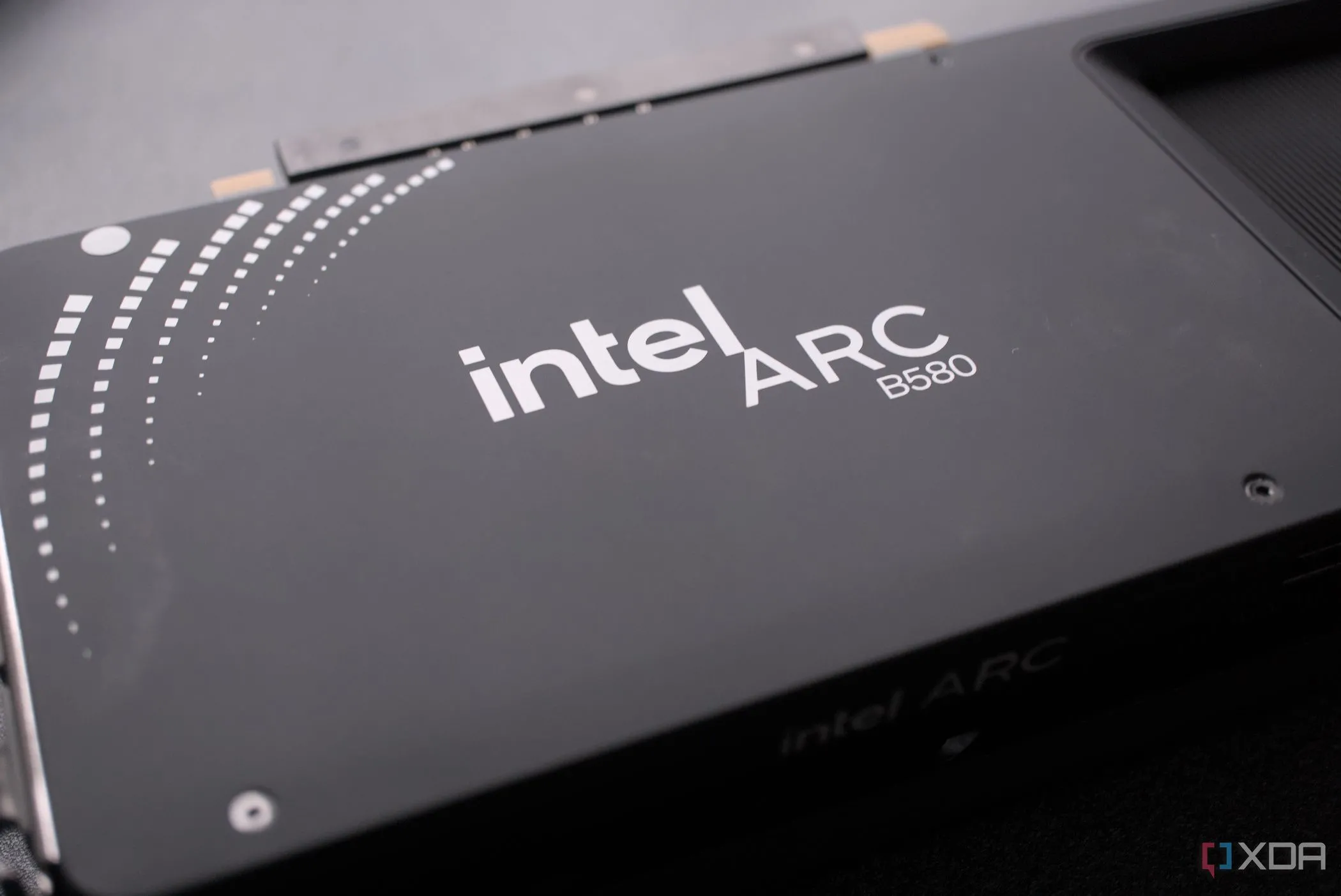 Mặt sau (backplate) của card đồ họa Intel Arc B580, thể hiện thiết kế chắc chắn và khả năng tản nhiệt hiệu quả.