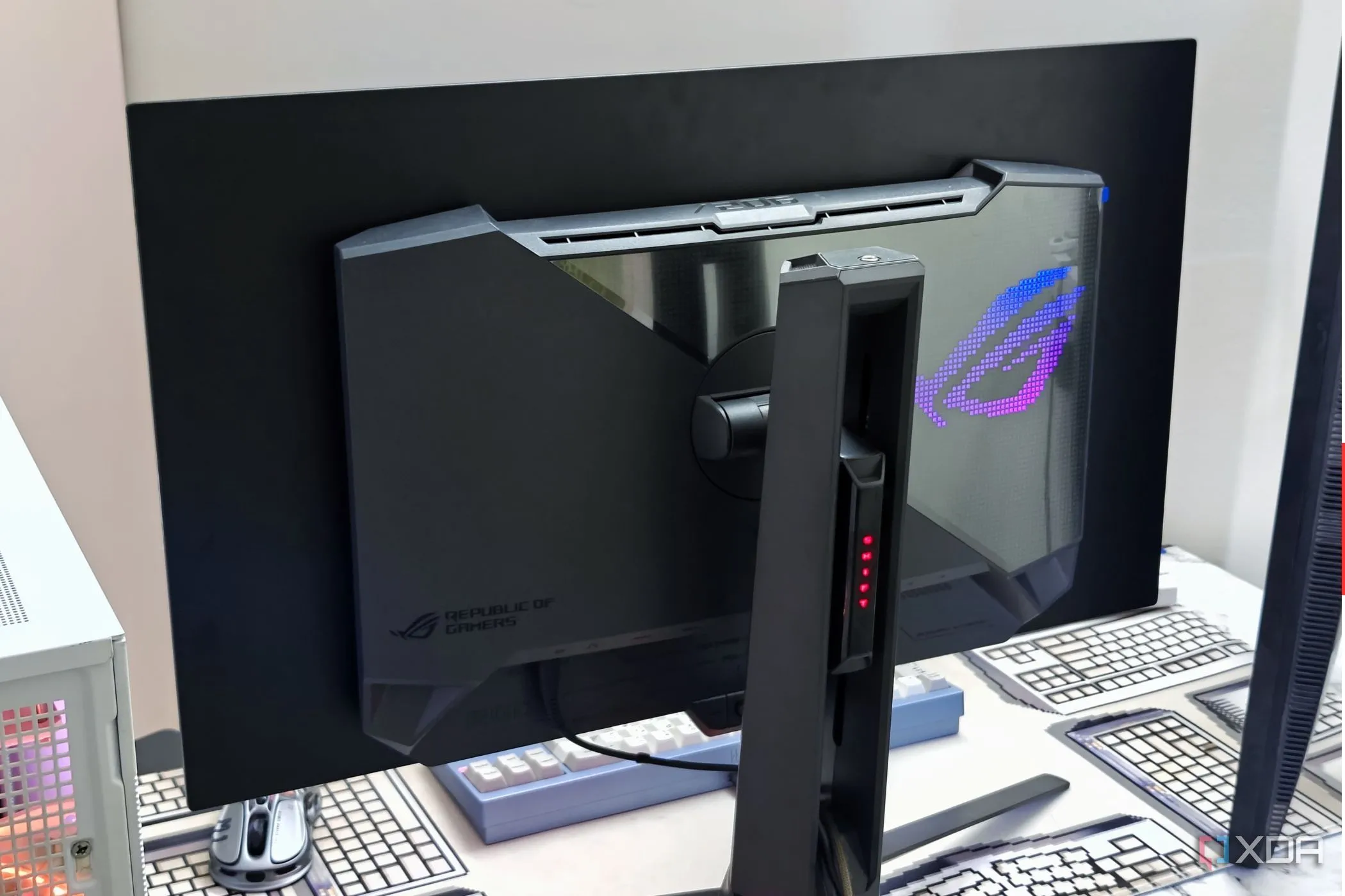 Mặt sau của màn hình gaming Asus ROG Swift PG27AQDM với logo ROG và các chi tiết thiết kế đặc trưng