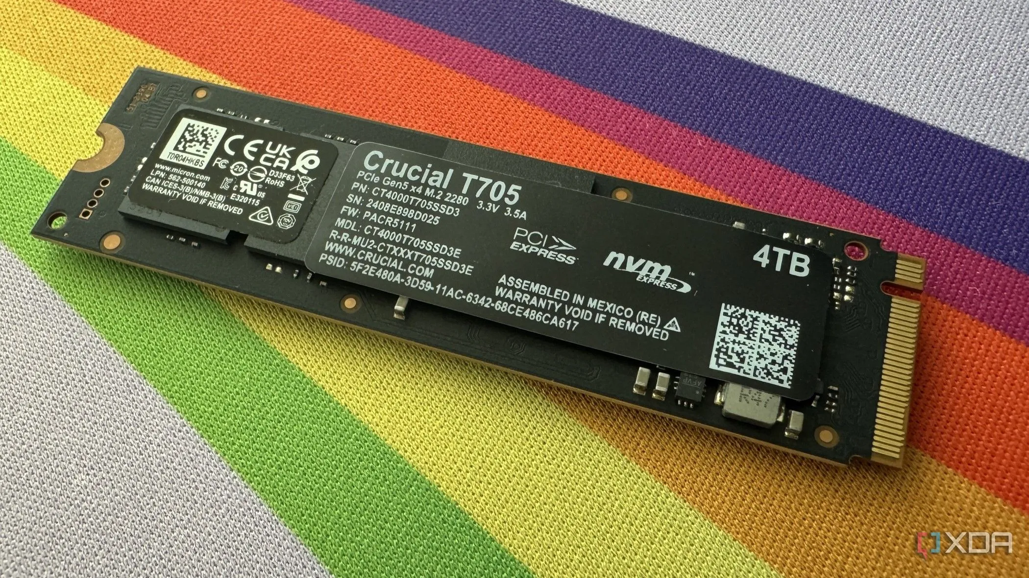 Mặt sau của ổ SSD Crucial T705 hiển thị nhãn thông tin sản phẩm