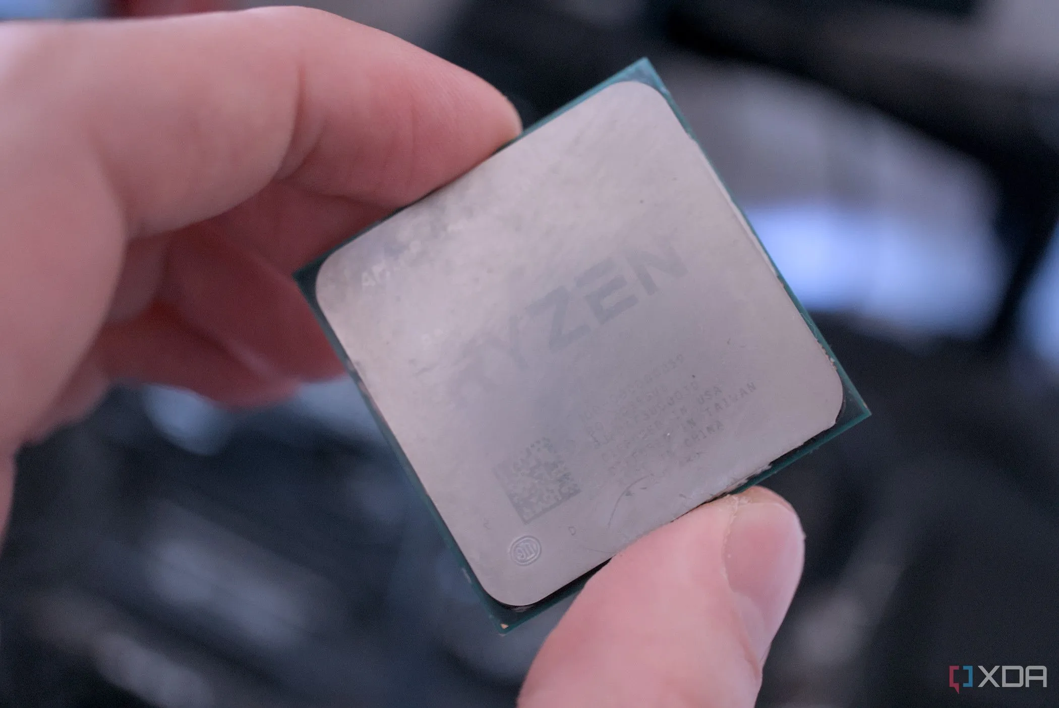 Mặt tiếp xúc IHS của CPU AMD Ryzen 9 5950X, đại diện cho hiệu năng cao trên AM4