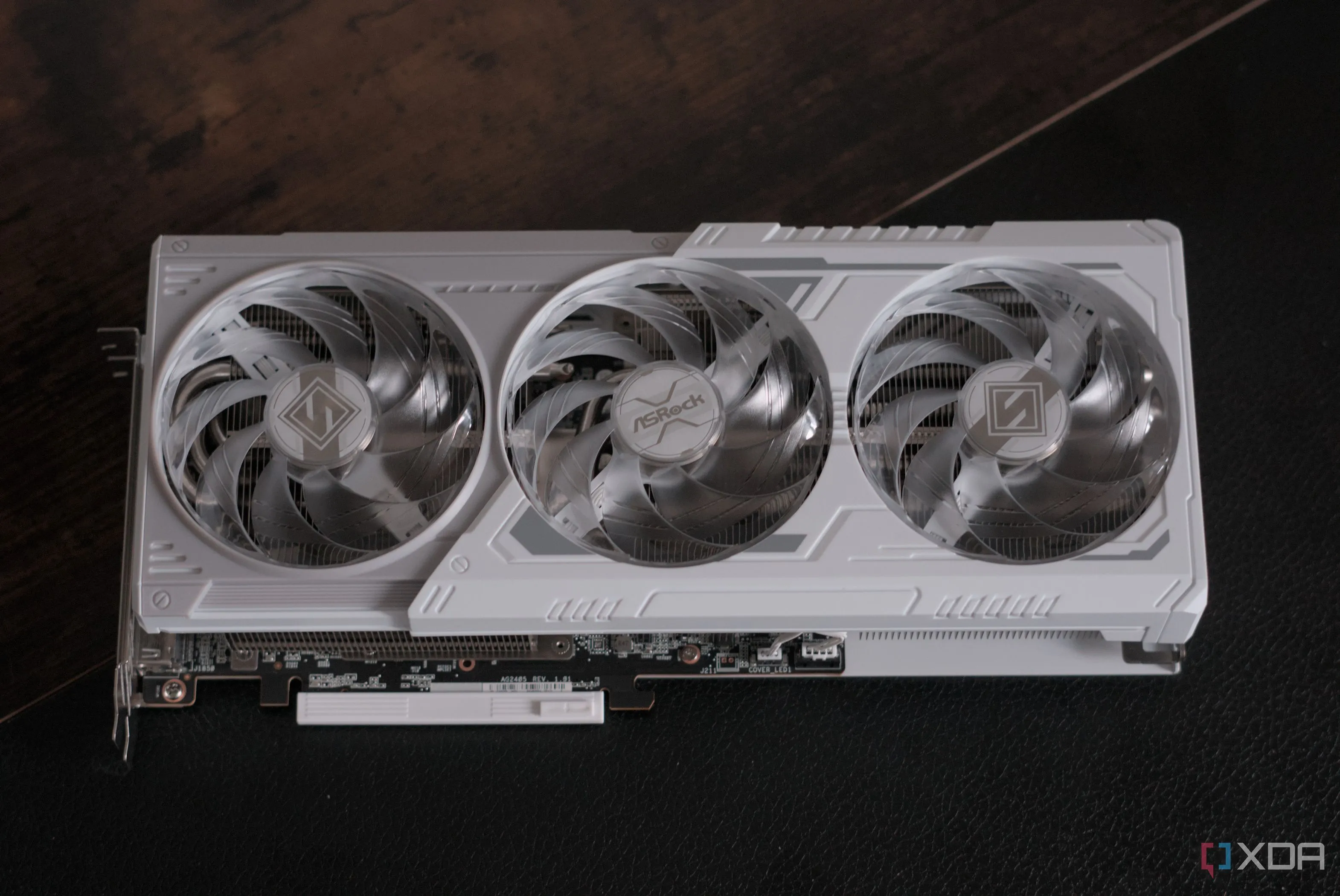 Mặt trên của card đồ họa ASRock Radeon RX 9070 Steel Legend với ba quạt