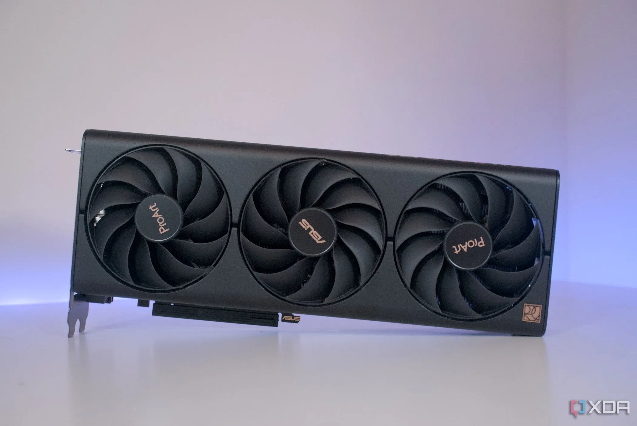 Mặt trước card Asus ProArt GeForce RTX 4060 Ti