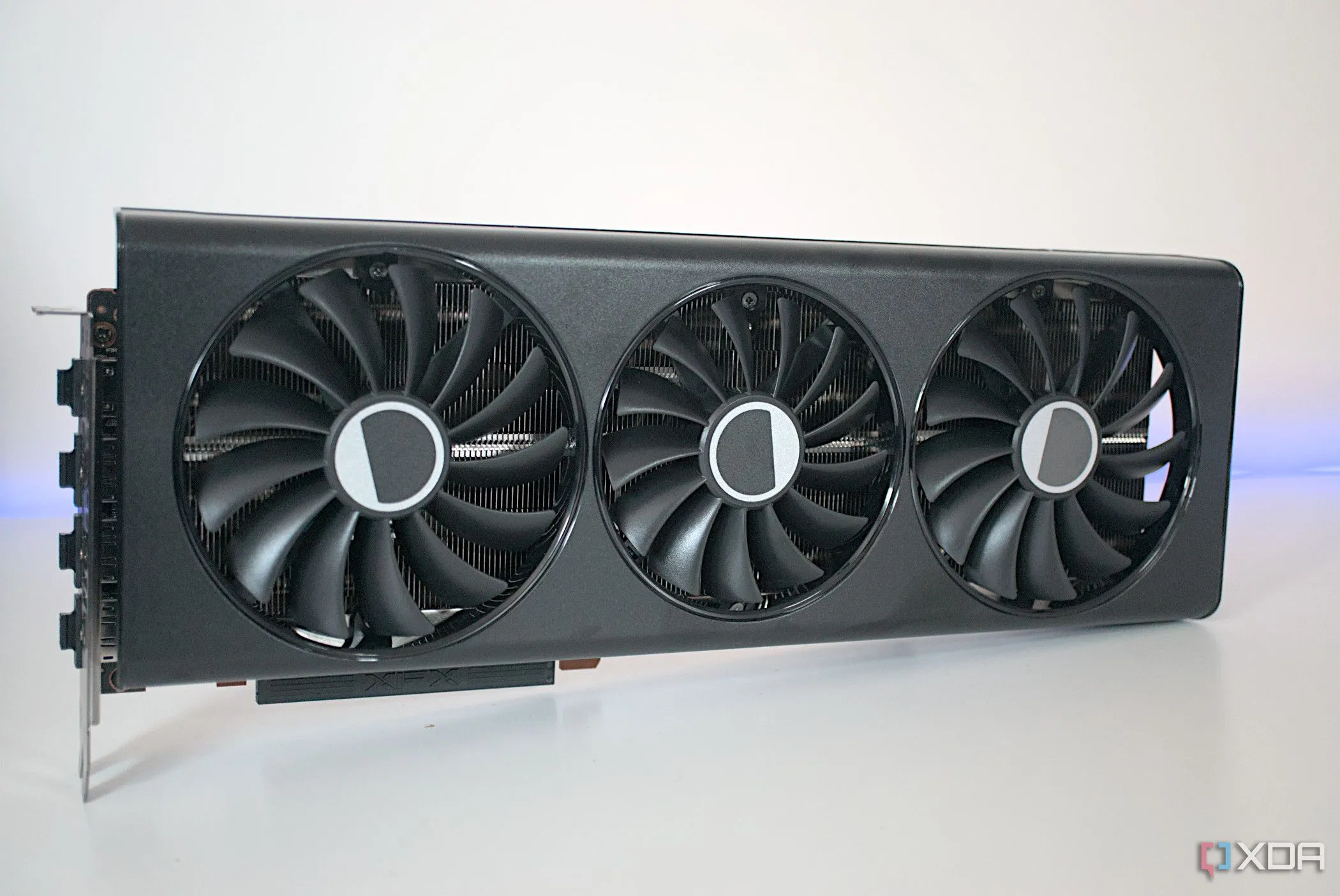 Mặt trước card đồ họa XFX Radeon RX 7700 XT Speedster 319 với ba quạt tản nhiệt