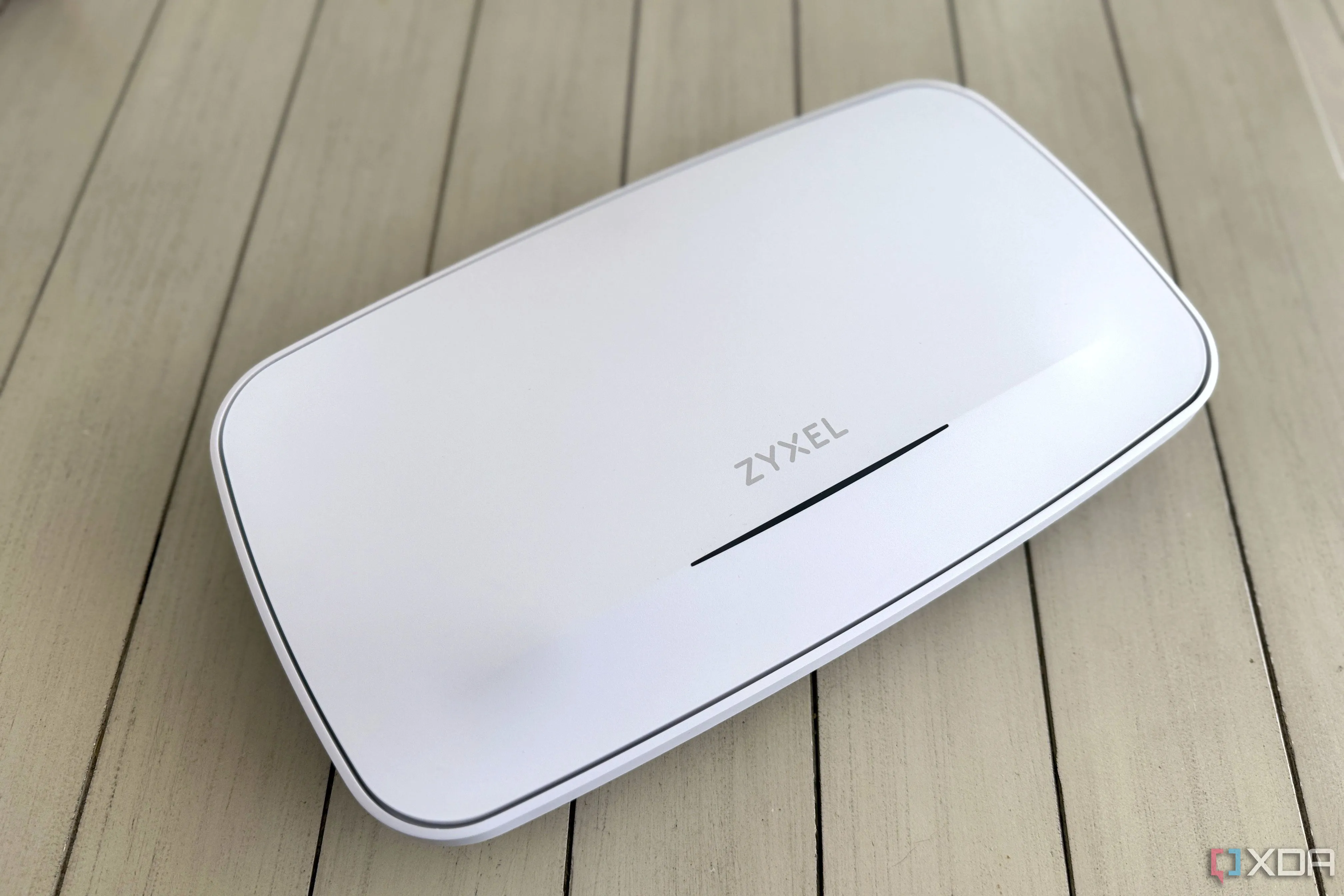 Mặt trước của bộ định tuyến Zyxel WBE660S Wi-Fi 7, với thiết kế hiện đại và các khe tản nhiệt