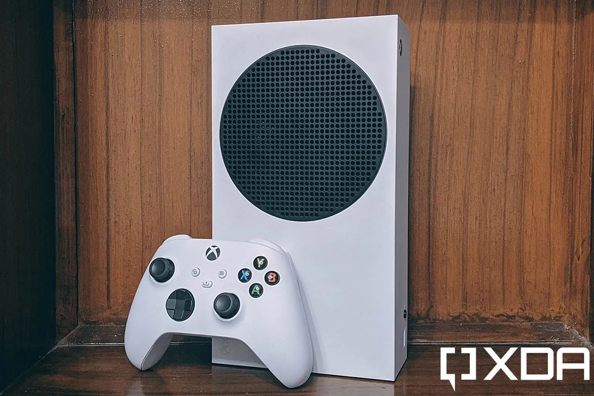 Mặt trước của máy chơi game Xbox Series S màu trắng, biểu tượng hệ thống Xbox