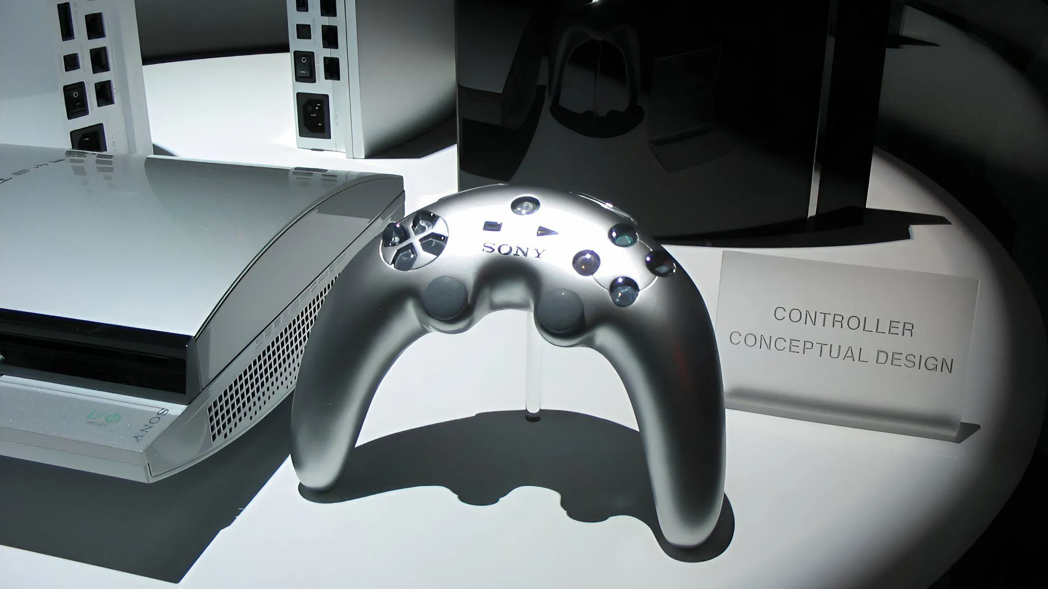 Mẫu thiết kế tay cầm 'Boomerang' độc đáo cho PlayStation 3 của Sony từ năm 2005, minh họa sự thử nghiệm không ngừng trong thiết kế phần cứng game.