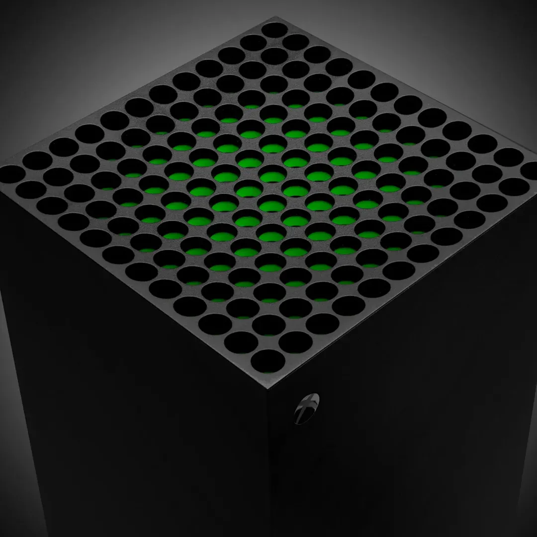 Máy chơi game Microsoft Xbox Series X màu đen với thiết kế hình khối đặc trưng, đại diện cho thế hệ console hiện tại.