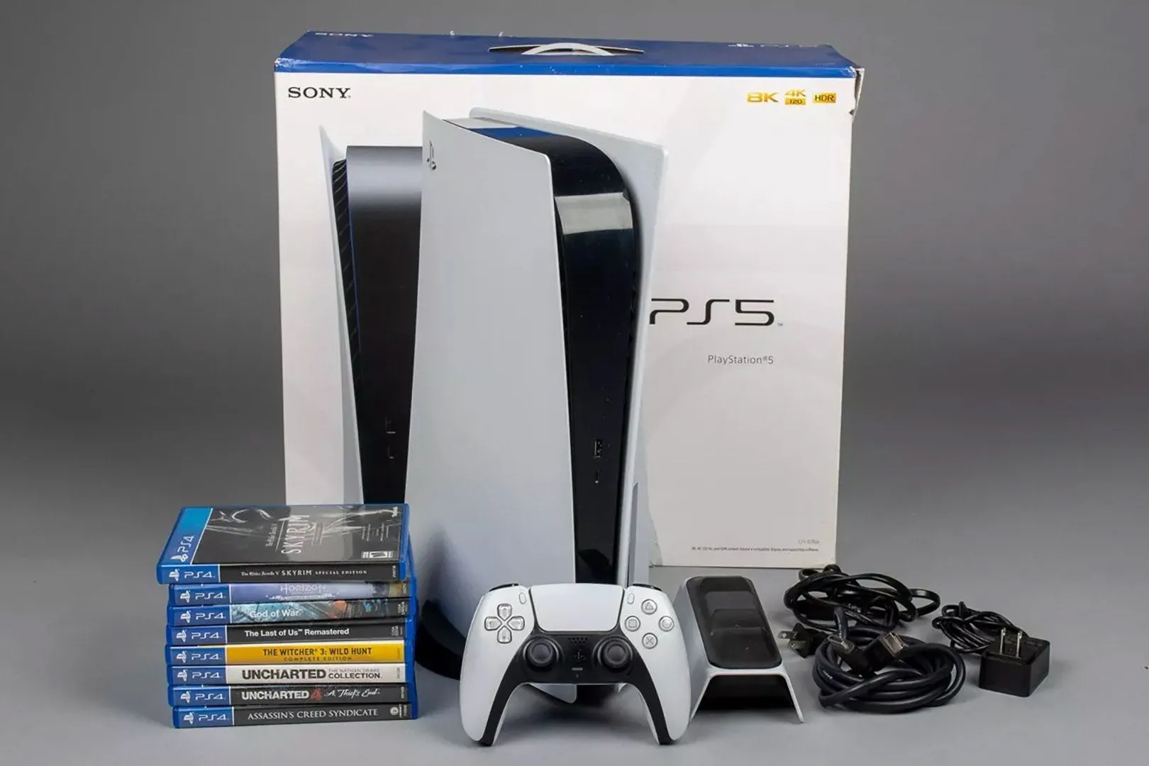 Máy chơi game PlayStation 5 màu trắng cùng các đĩa game, minh họa cho dịch vụ thuê PS5 tại Nhật Bản