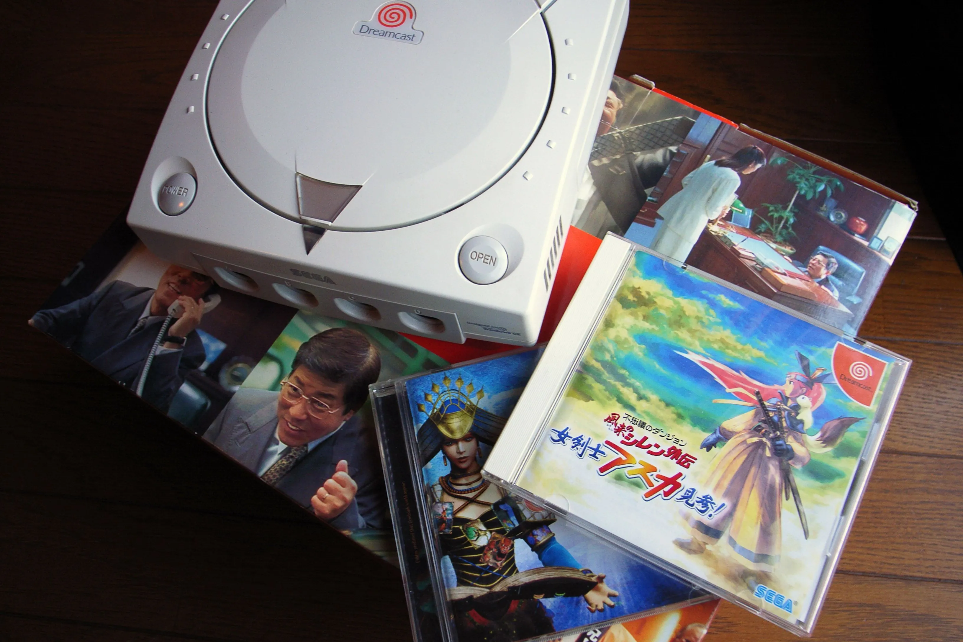 Máy chơi game Sega Dreamcast cùng một số tựa game, một console mạnh mẽ với nhiều tính năng tiên tiến vào cuối những năm 90