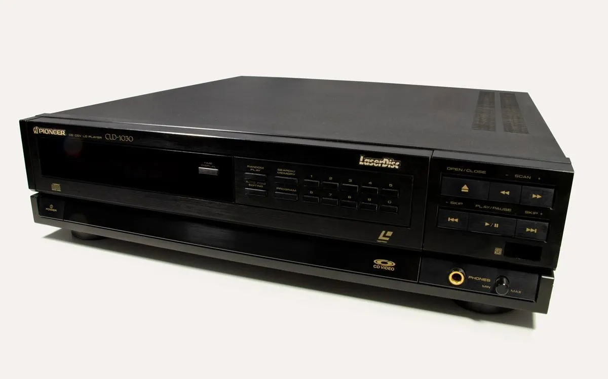 Máy đọc đĩa LaserDisc Pioneer CLD-1030 cổ điển, một thiết bị giải trí đã lỗi thời