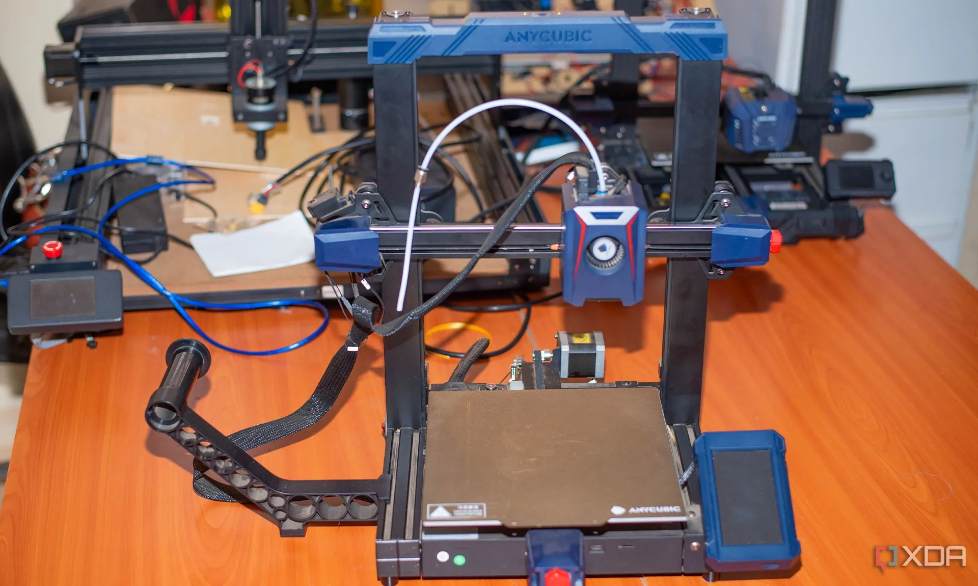 Máy in 3D Anycubic đặt trên bàn