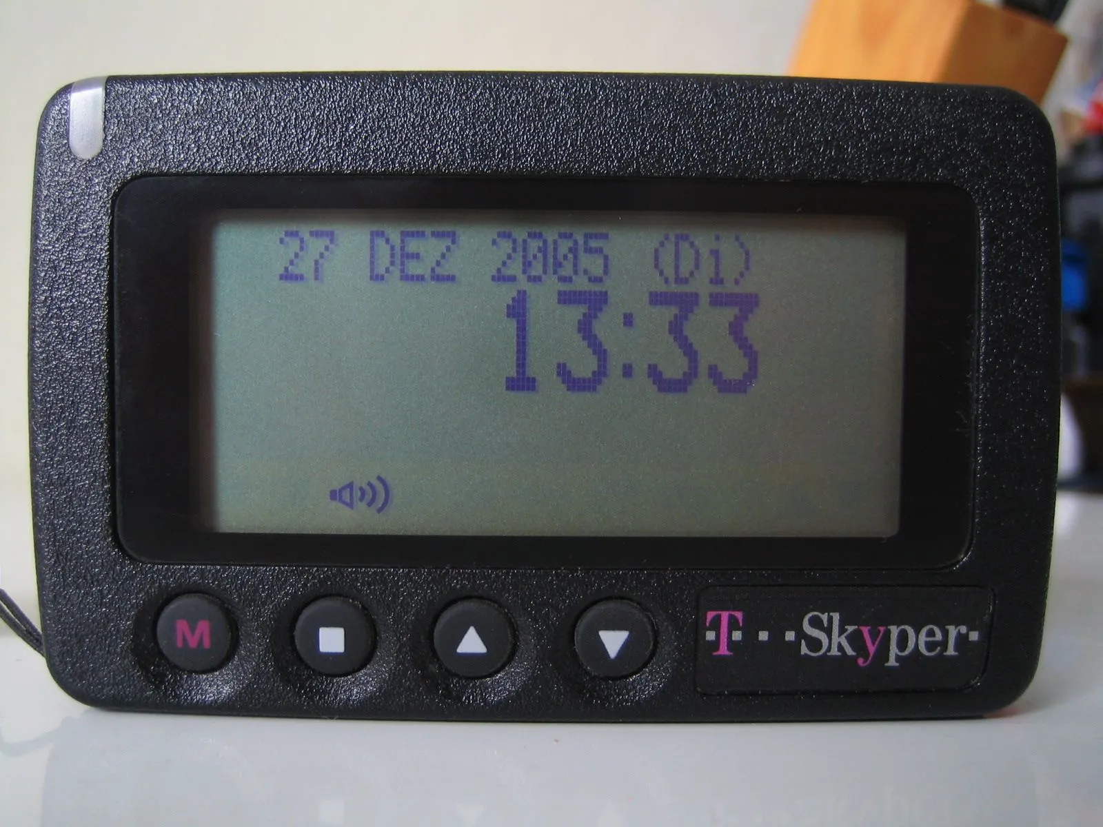 Máy nhắn tin NEC (pager) màu đen, một thiết bị liên lạc cầm tay thời xưa