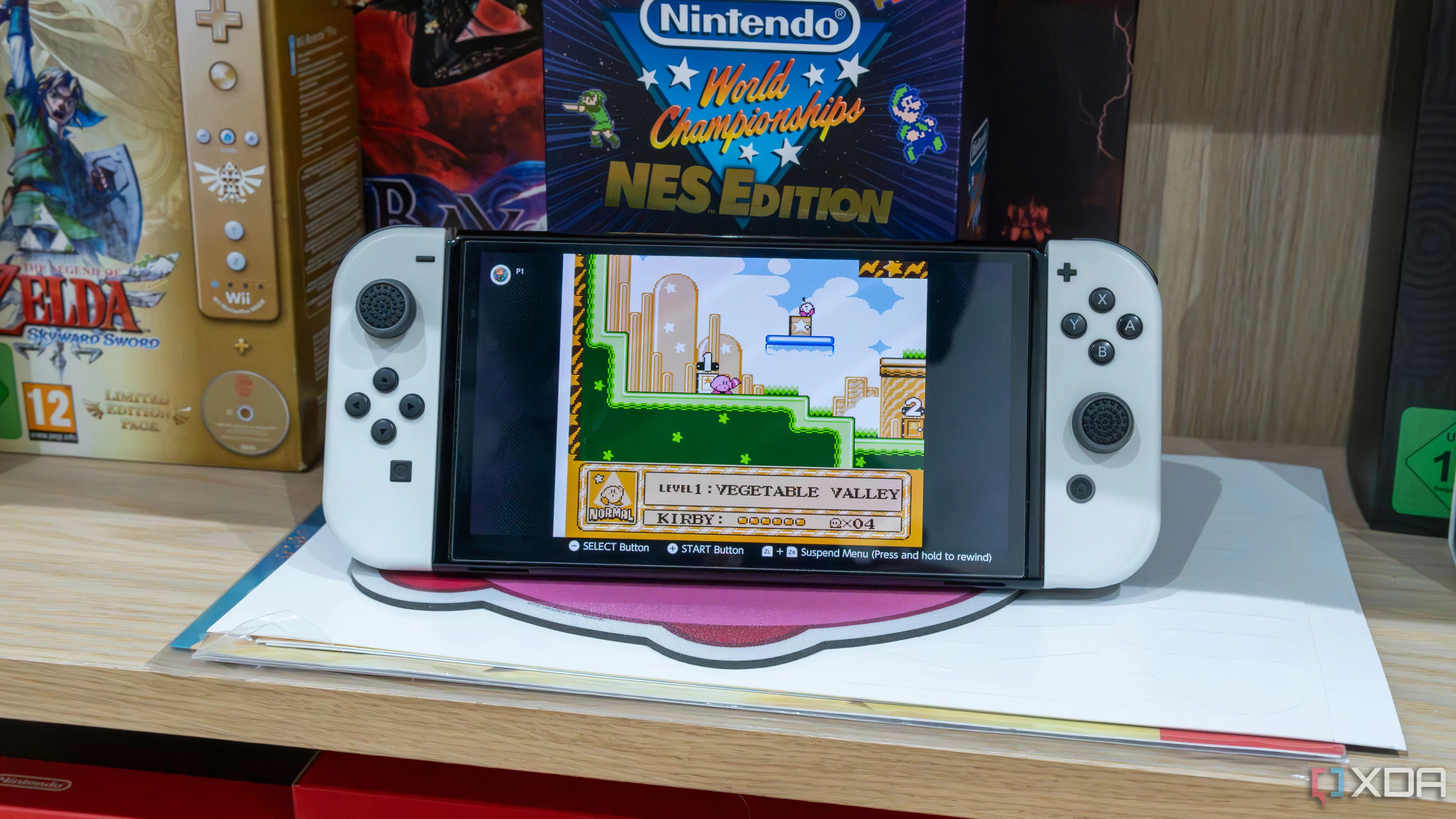 Máy Nintendo Switch OLED đang chơi game Kirby trên dịch vụ Nintendo Switch Online