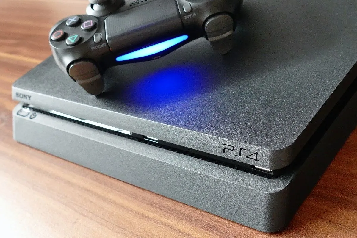 Máy PlayStation 4 cùng tay cầm, gợi nhắc về sự phát triển của các thế hệ console sau PS2.