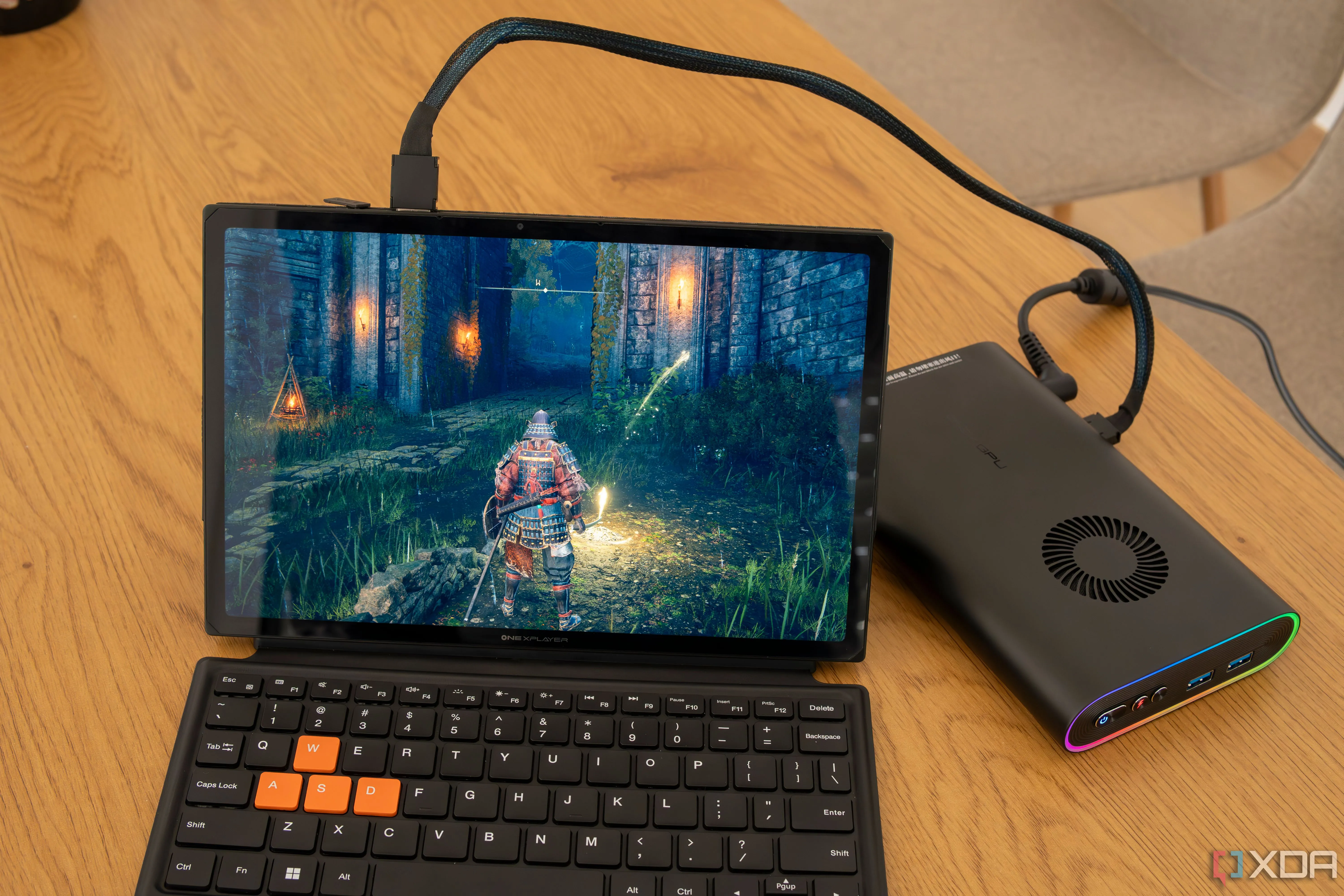Máy tính bảng One Xplayer X1 chạy game Elden Ring mượt mà khi kết nối eGPU qua OCuLink