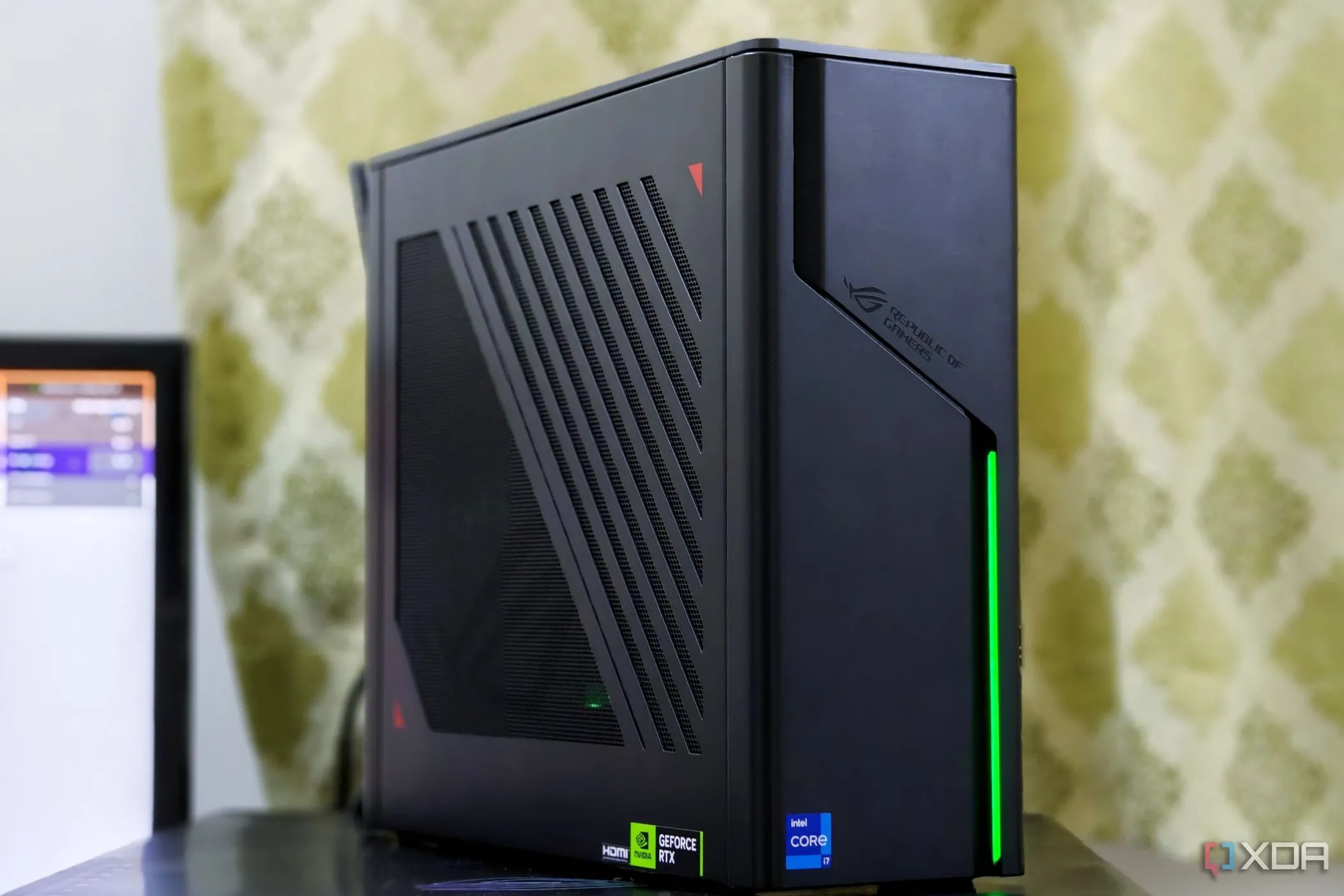 Máy tính chơi game nhỏ gọn ASUS ROG G22CH SFF PC