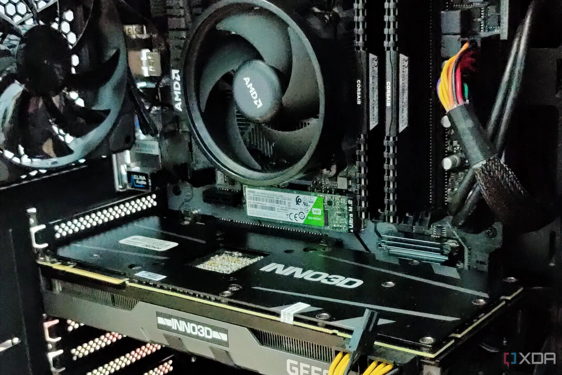 Máy tính gaming hiển thị GPU, tản nhiệt CPU, RAM và SSD