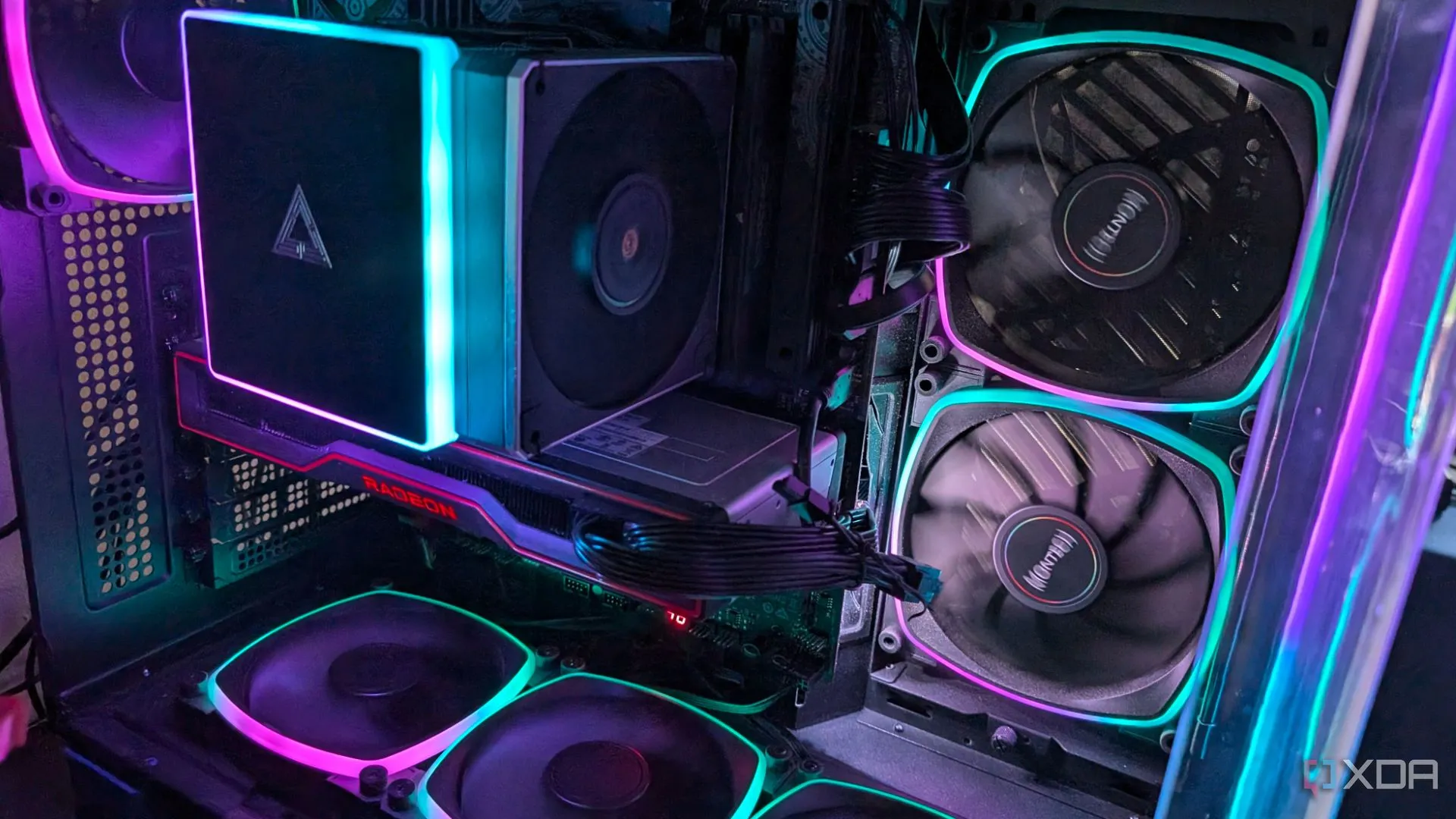 Máy tính gaming với ánh sáng RGB nổi bật và card đồ họa AMD, thể hiện tầm quan trọng của hệ thống tản nhiệt và luồng khí tối ưu trong một cấu hình hiệu năng cao.