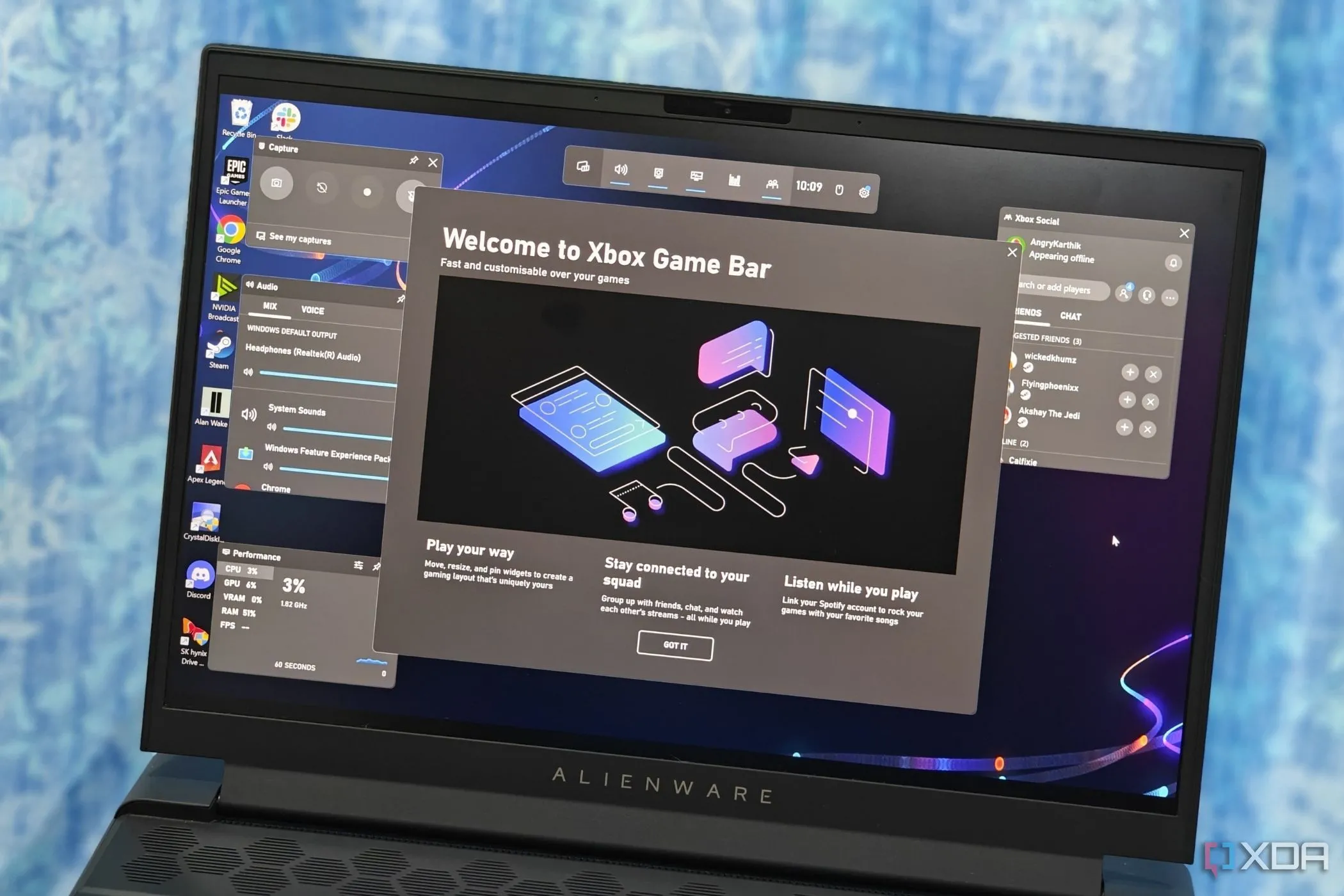 Máy tính xách tay Alienware hiển thị ứng dụng Xbox Game Bar trên Windows, minh họa sự tích hợp giữa Xbox và PC