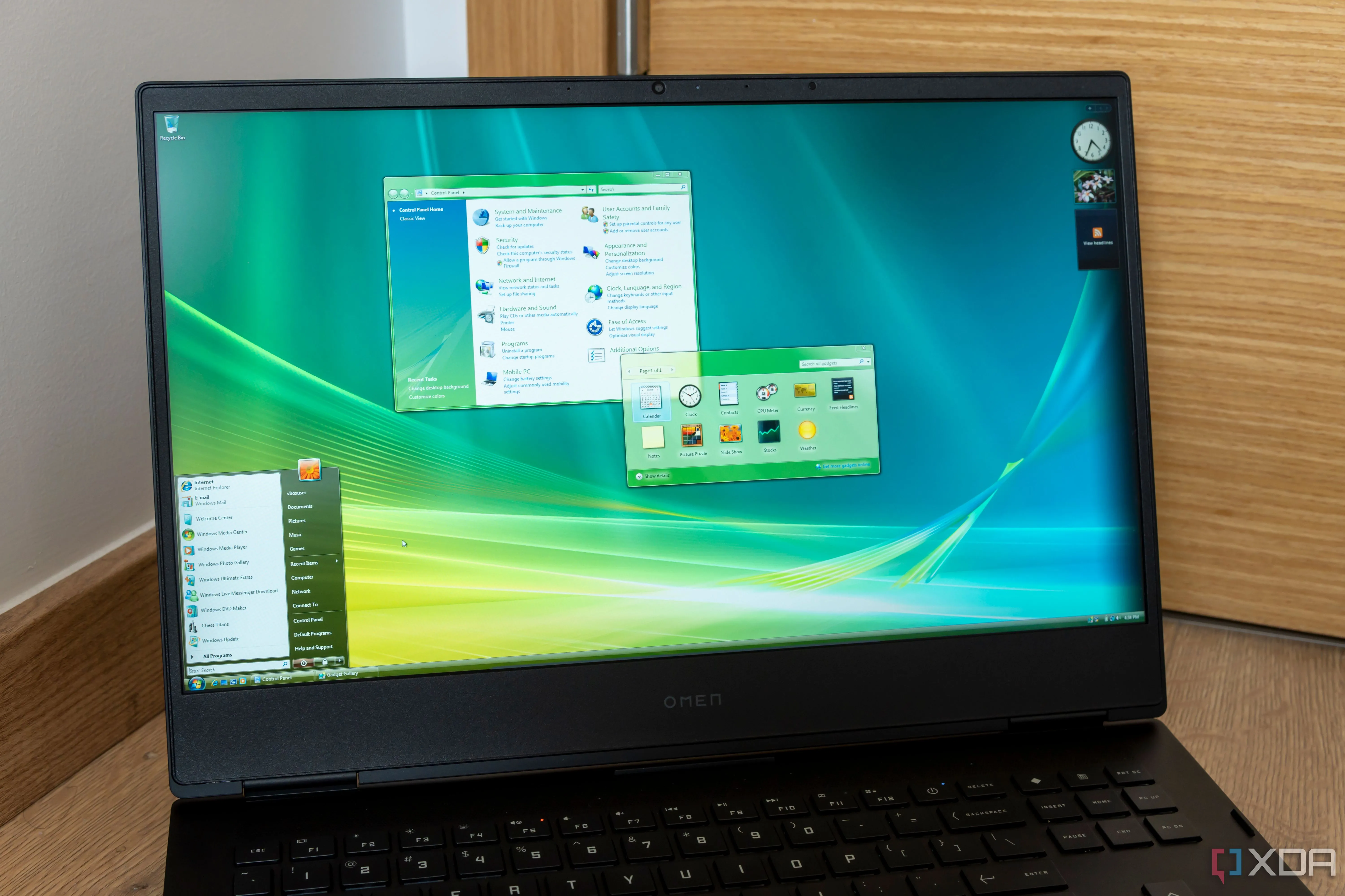 Máy tính xách tay chạy hệ điều hành Windows Vista với nhiều cửa sổ đang mở, liên quan đến thời kỳ DirectX 10.