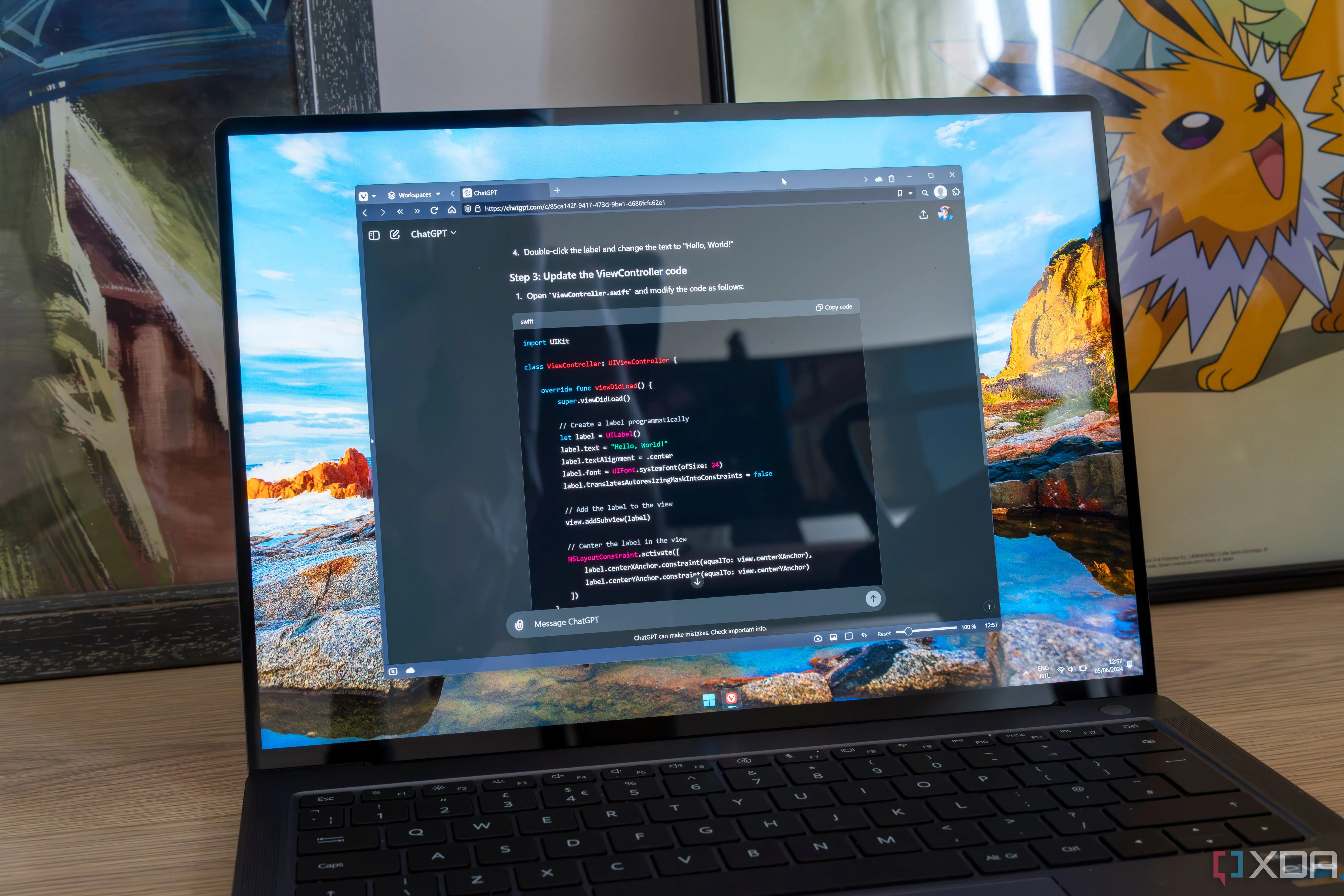 Máy tính xách tay hiển thị ChatGPT hoạt động trên hệ điều hành Windows 11