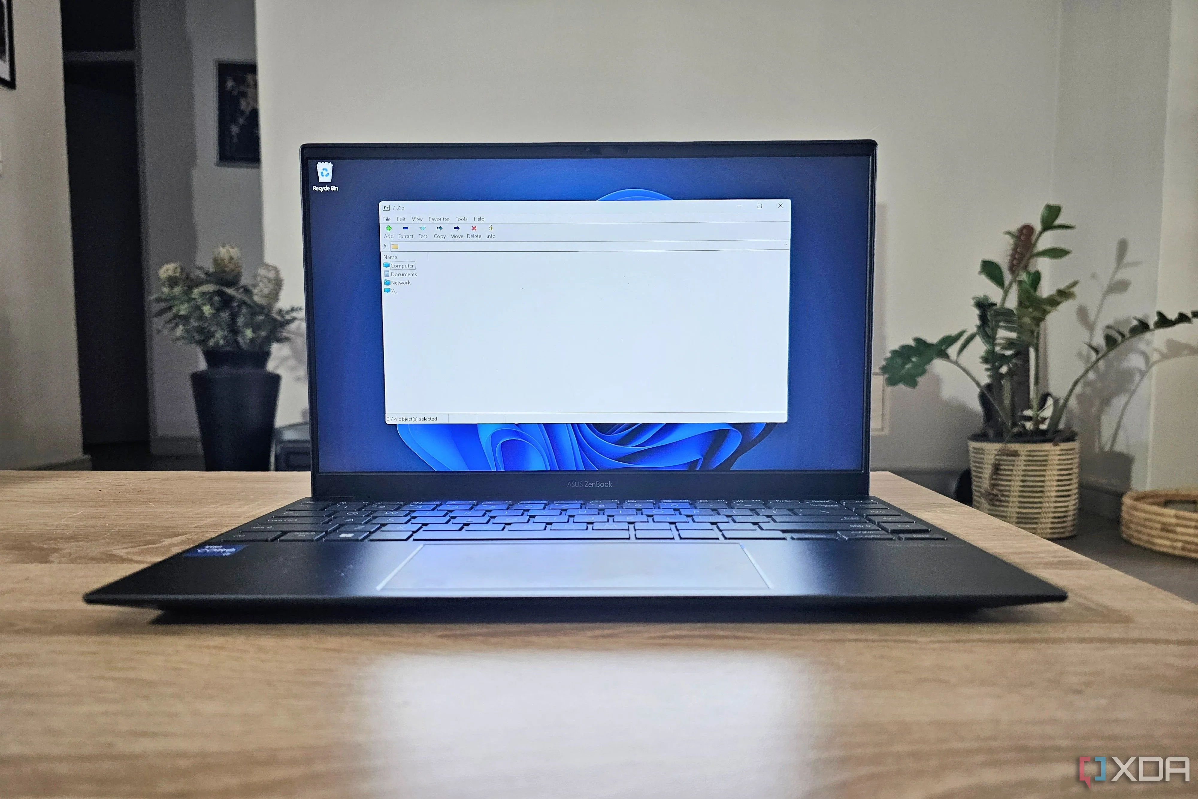 Máy tính xách tay hiển thị ứng dụng mã nguồn mở 7-Zip