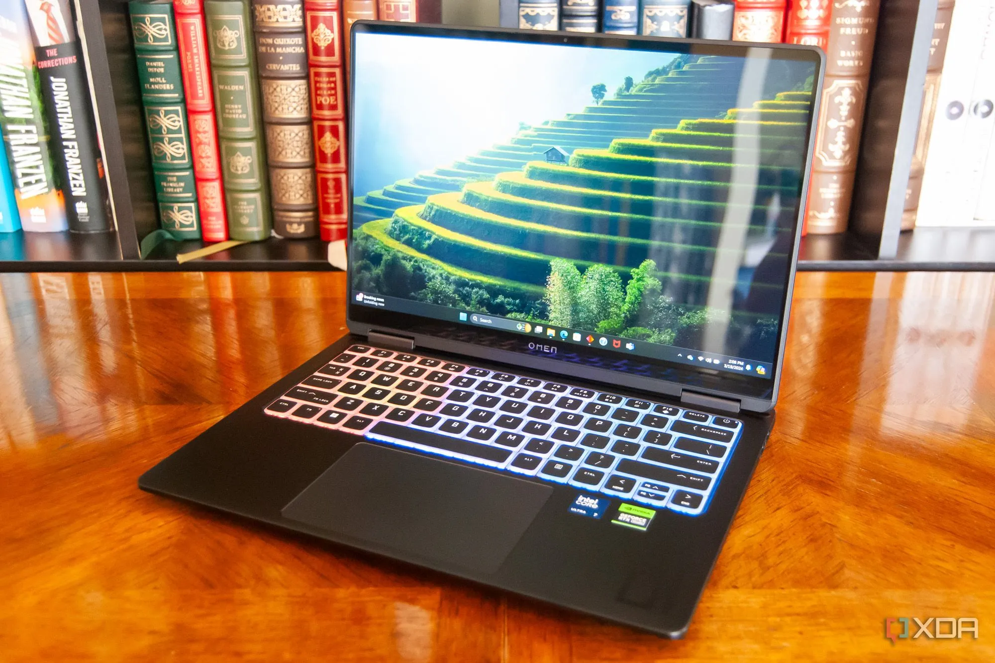 Máy tính xách tay HP Omen Transcend 14 (2024) nhìn từ góc cạnh trước trên bàn làm việc