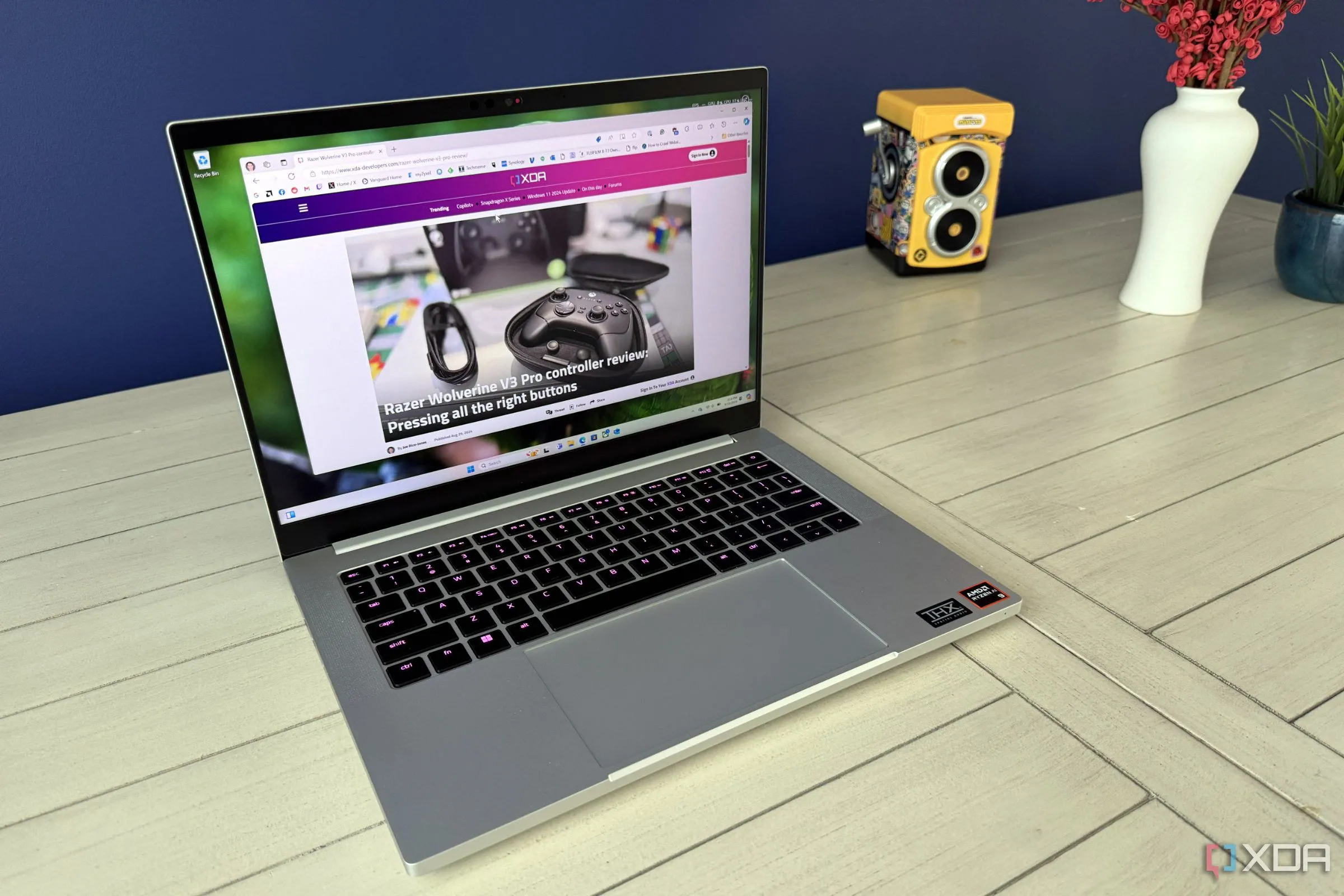 Máy tính xách tay Razer Blade 14 2024 hiển thị trang web XDA, minh họa một thiết bị phổ biến trong mạng gia đình có thể gặp vấn đề chặn quảng cáo.