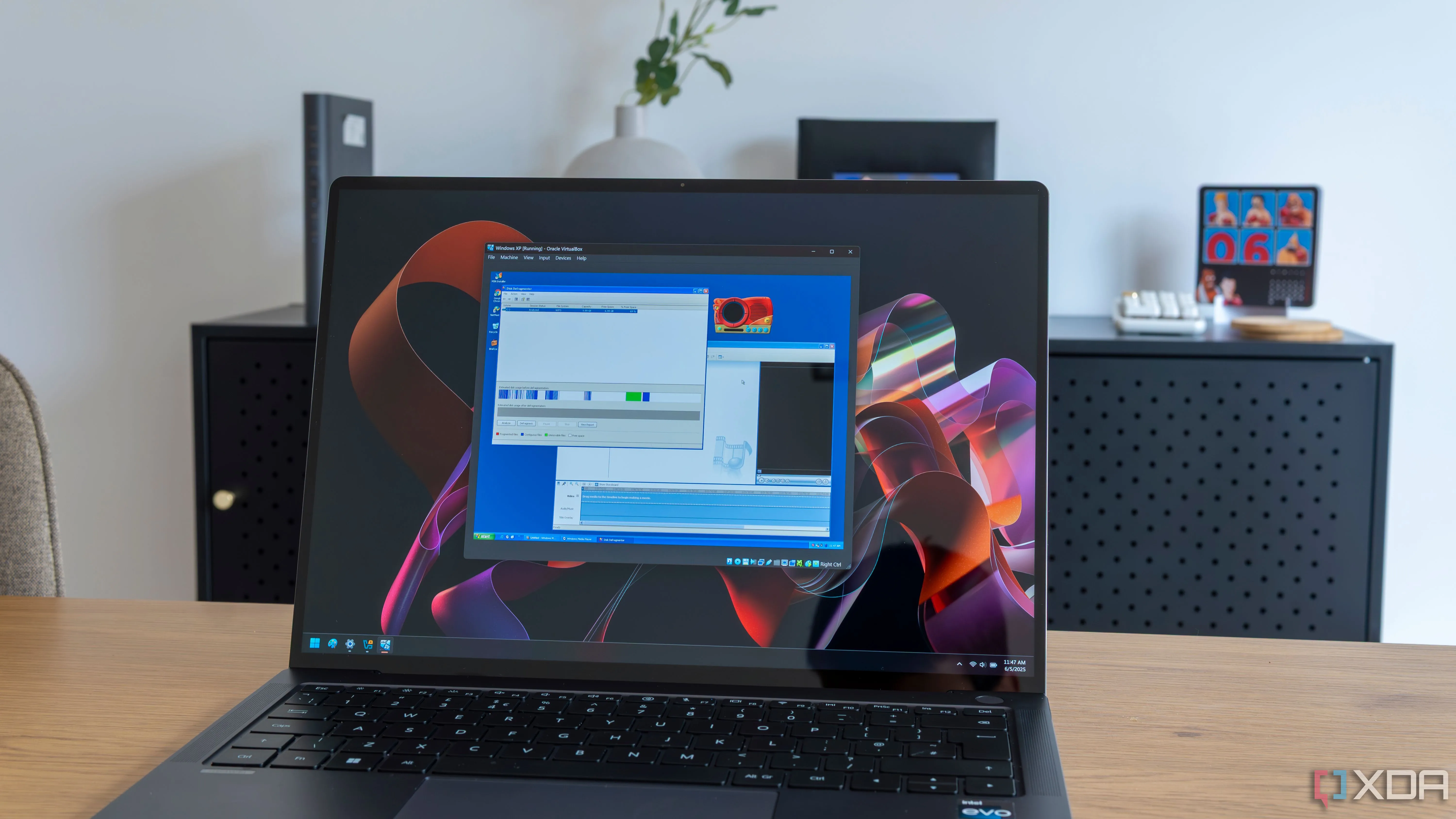 Máy tính xách tay Windows 11 chạy hệ điều hành Windows XP trong máy ảo