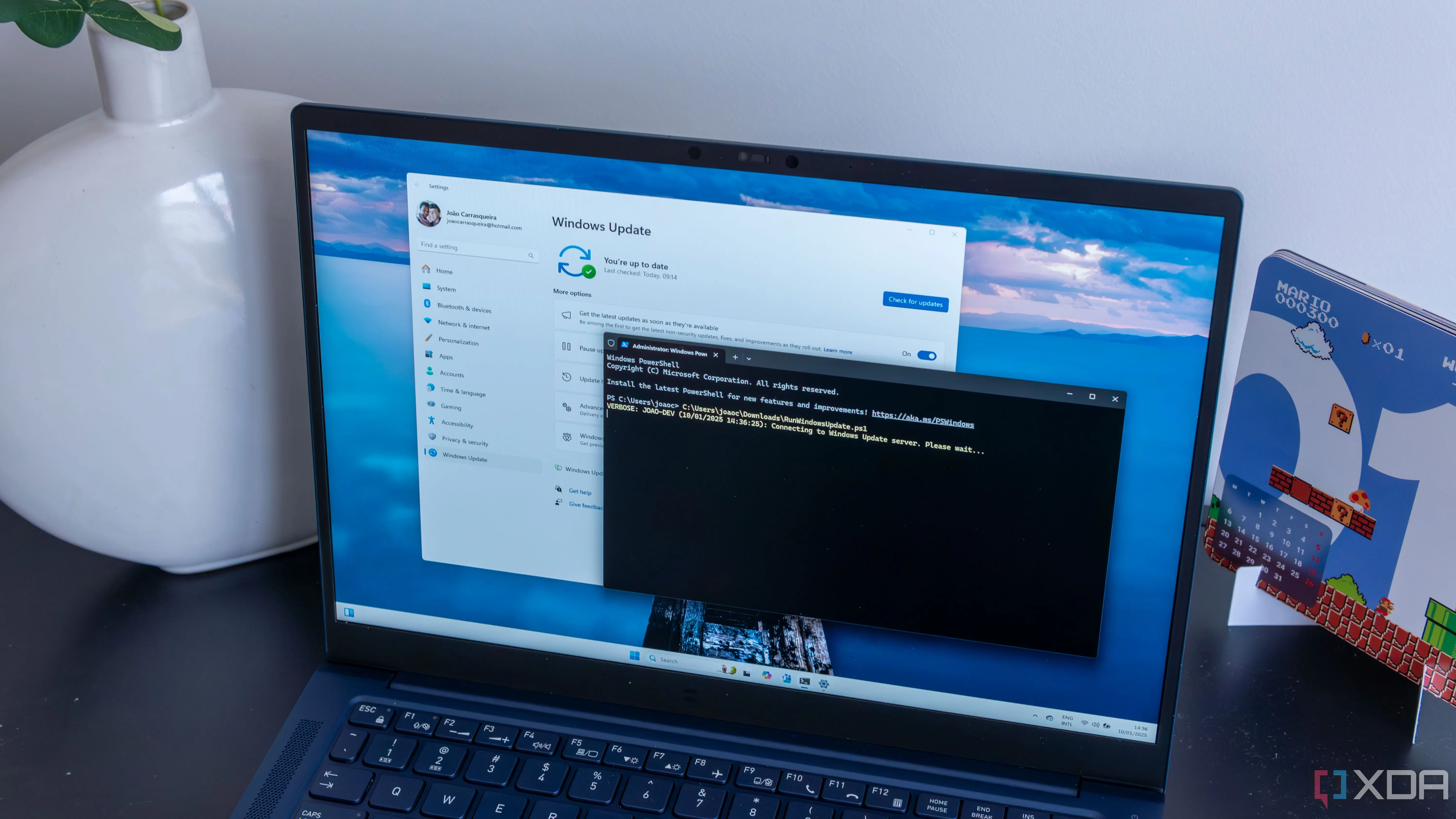 Máy tính xách tay Windows 11 đang chạy tập lệnh PowerShell để cài đặt và tự động hóa cập nhật, đảm bảo hệ thống luôn được bảo vệ.