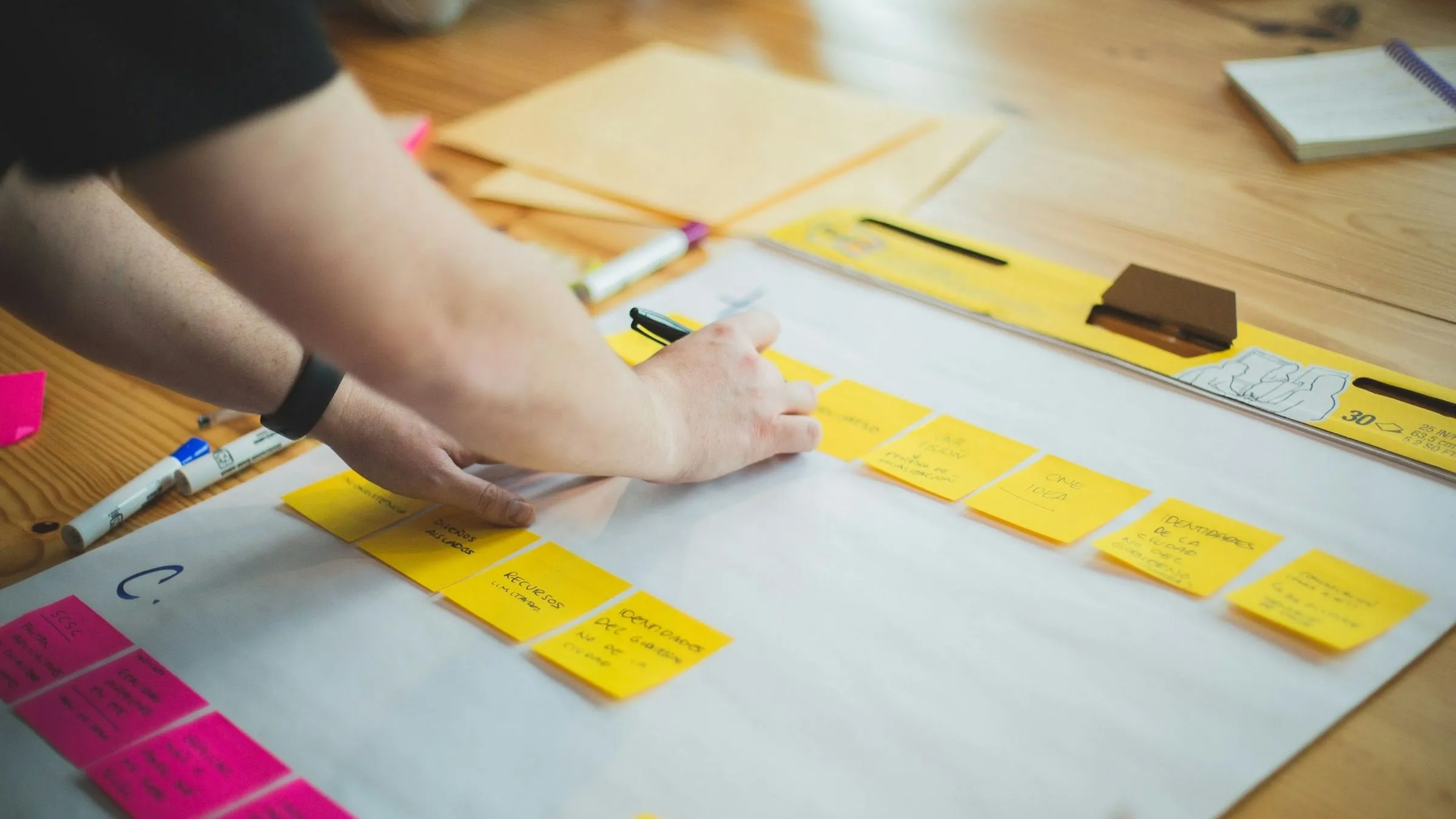 Minh họa các ứng dụng quản lý dự án hàng đầu, thể hiện khả năng của Excel như một công cụ hiệu quả để theo dõi và hoàn thành các dự án cá nhân