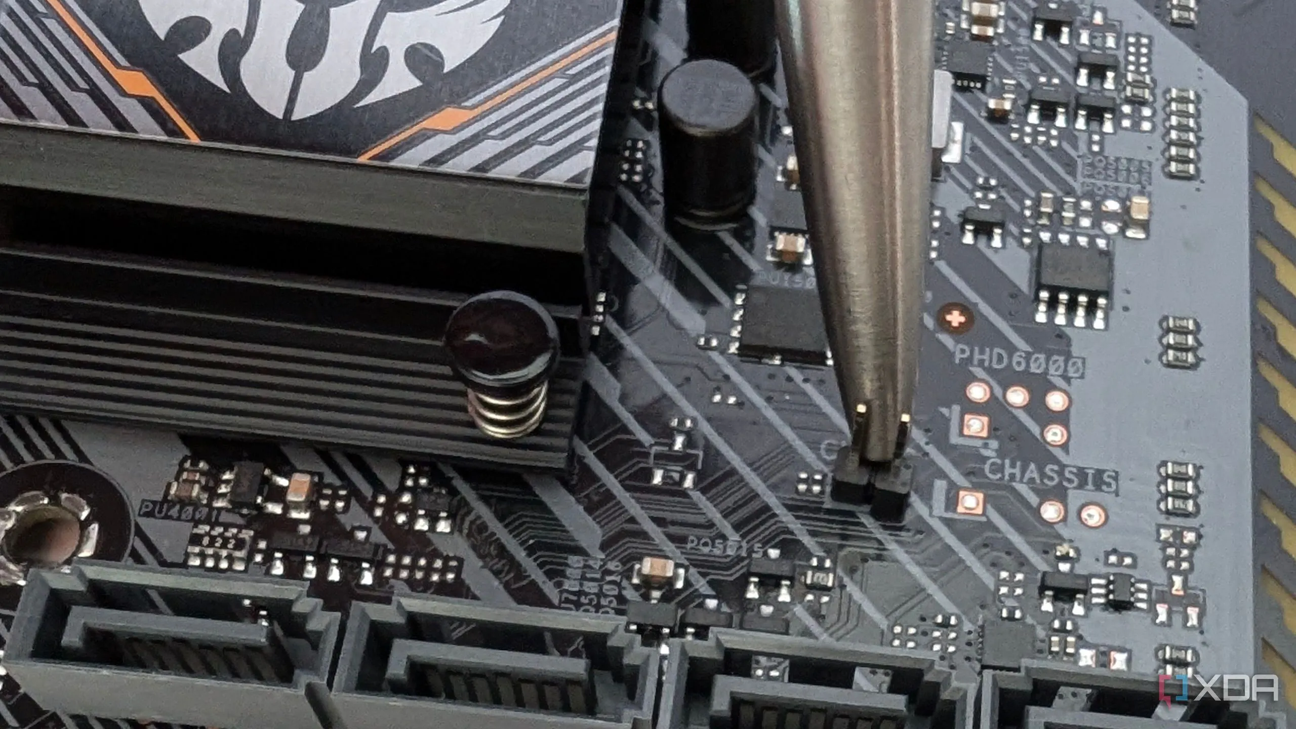 Minh họa cách xóa CMOS trên bo mạch chủ bằng cách nối tắt các chân CLRTC để khôi phục cài đặt BIOS về mặc định.