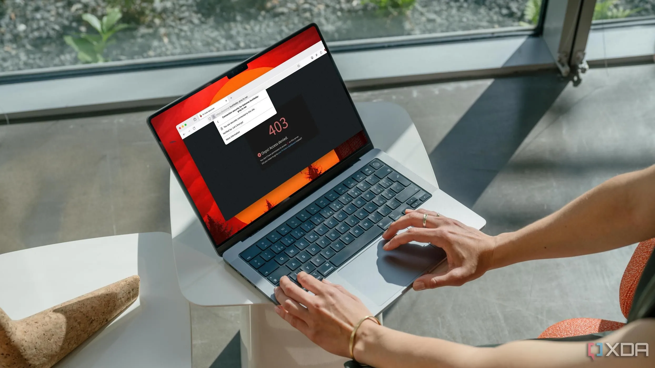 Minh họa người dùng truy cập trang web, tượng trưng cho việc bảo mật kết nối với Tailscale và HTTPS