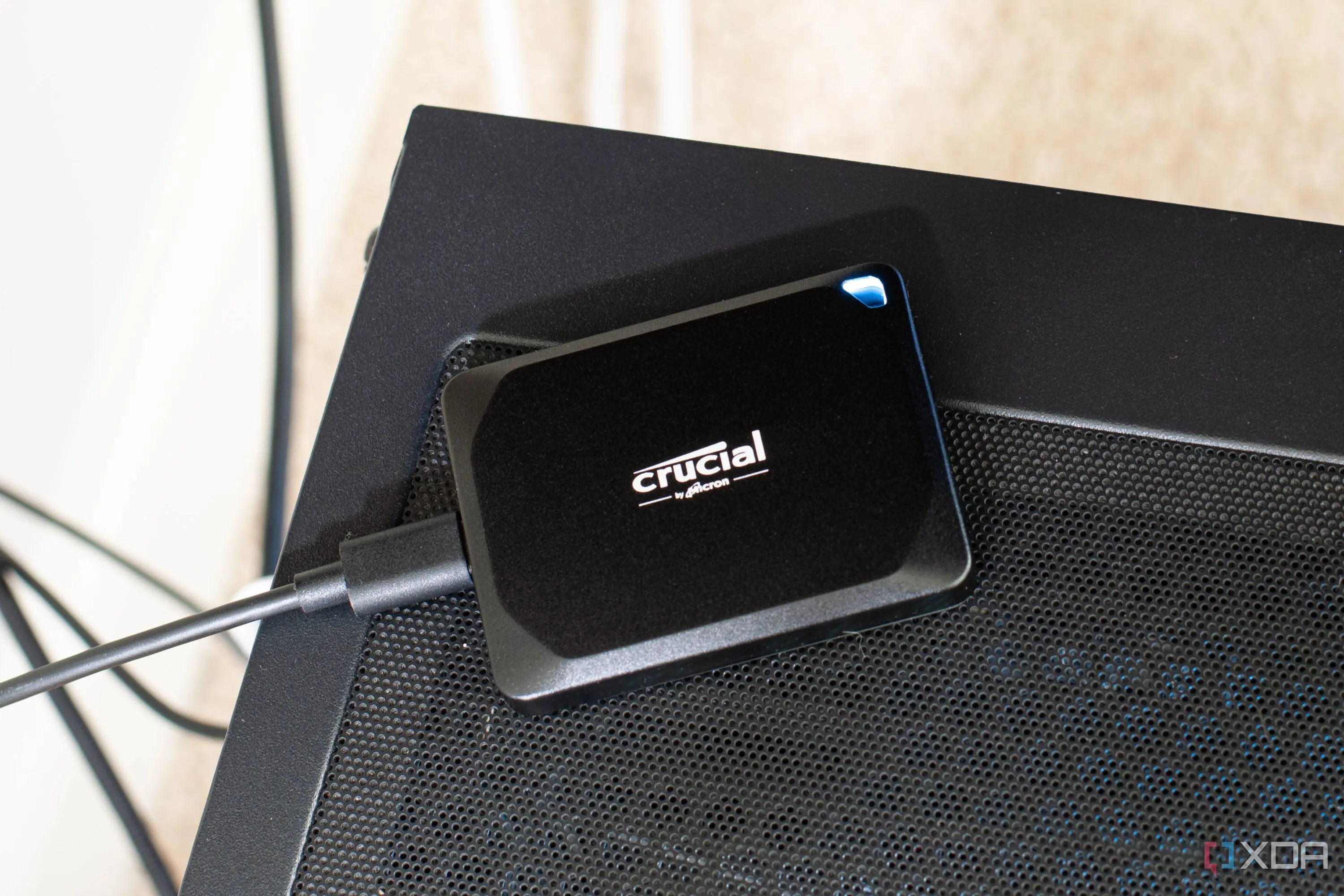 Minh họa ổ cứng SSD di động kết nối với máy tính cá nhân để mở rộng dung lượng