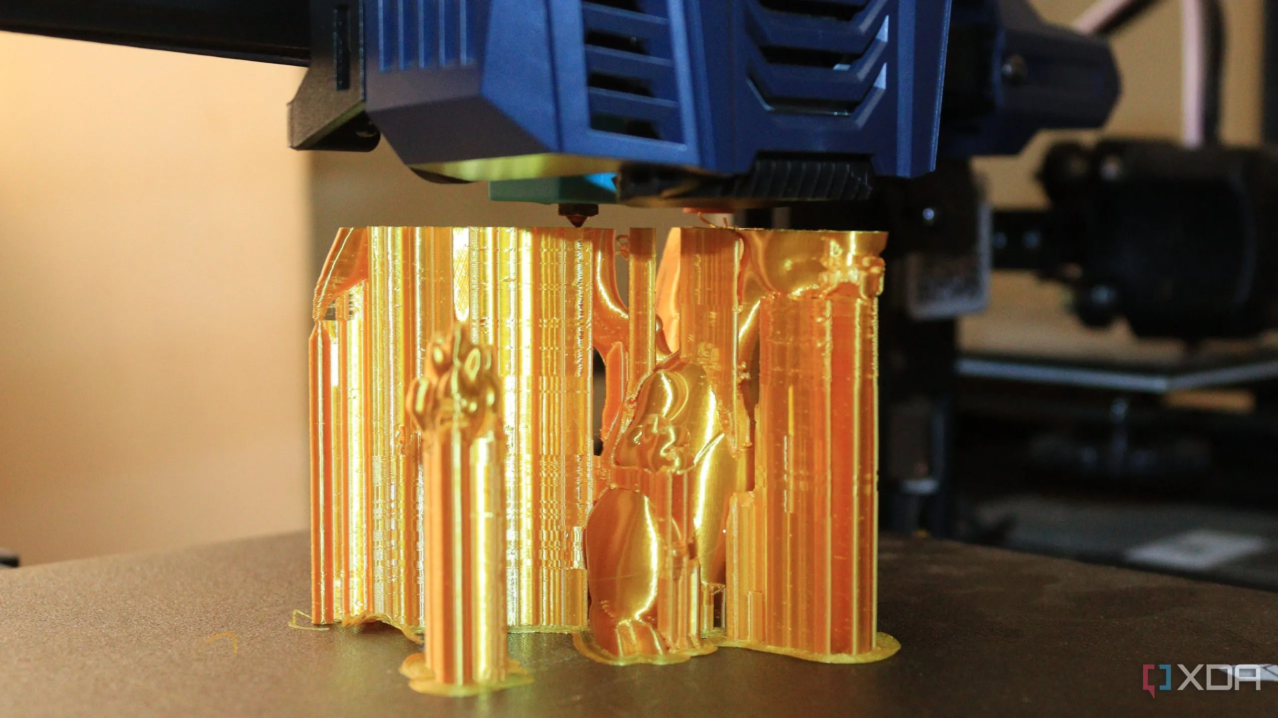 Mô hình chi tiết đang được in 3D, minh họa việc theo dõi và điều chỉnh nhiệt độ đầu đùn, bàn nhiệt qua OctoPrint.